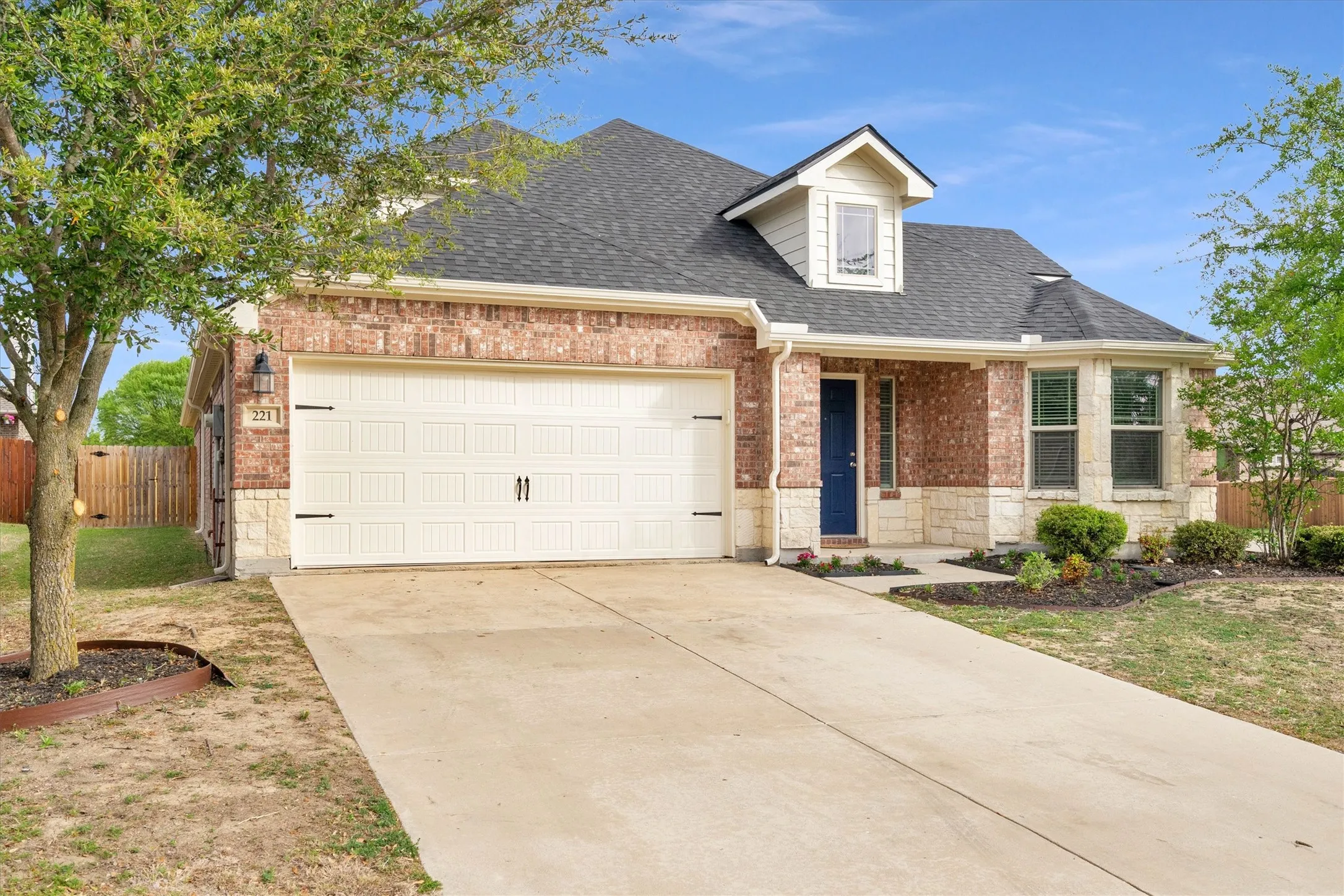 Single Family Residence For Sale in Ellis County , 221 Bear Trail, Waxahachie, Texas 75165, 3 Bedroom, 3 Bathroom, 2 Garage spaces, 2,582 Sqft, built in 2013, mls#21372812, Real Estate Agent in Waxahachie, Homes For Sale in Ellis county, Homes For Sale in Waxahachie, Realtor in Waxahachie Texas, Real Estate Brokerage Independent Realty Texas, Luminita Cordes Realtor