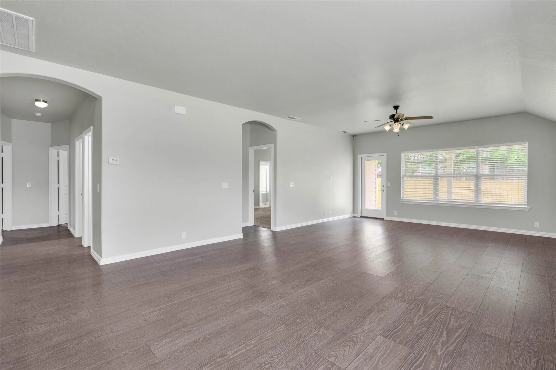 Single Family Residence For Sale in Ellis County , 221 Bear Trail, Waxahachie, Texas 75165, 3 Bedroom, 3 Bathroom, 2 Garage spaces, 2,582 Sqft, built in 2013, mls#21372812, Real Estate Agent in Waxahachie, Homes For Sale in Ellis county, Homes For Sale in Waxahachie, Realtor in Waxahachie Texas, Real Estate Brokerage Independent Realty Texas, Luminita Cordes Realtor