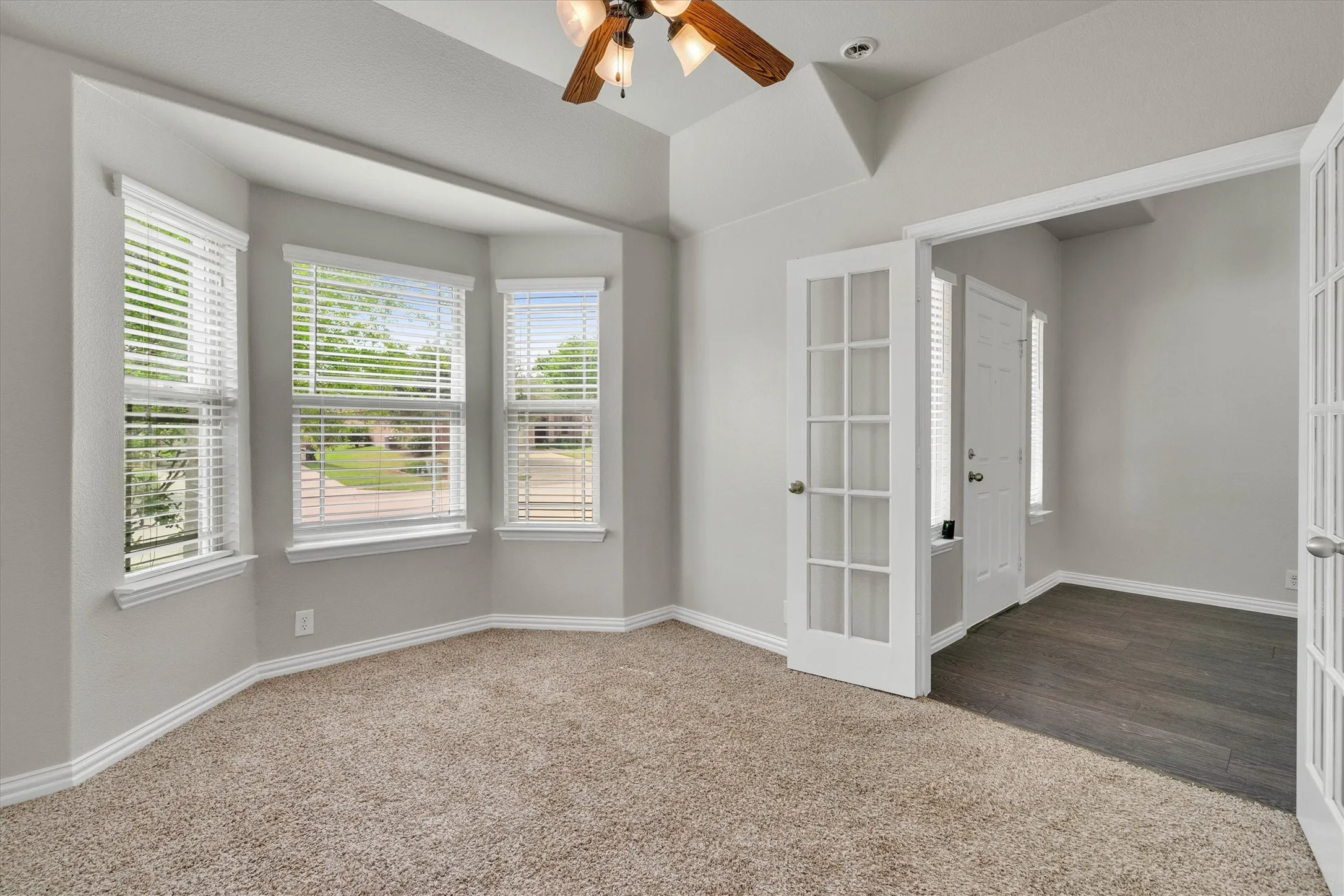 Single Family Residence For Sale in Ellis County , 221 Bear Trail, Waxahachie, Texas 75165, 3 Bedroom, 3 Bathroom, 2 Garage spaces, 2,582 Sqft, built in 2013, mls#21372812, Real Estate Agent in Waxahachie, Homes For Sale in Ellis county, Homes For Sale in Waxahachie, Realtor in Waxahachie Texas, Real Estate Brokerage Independent Realty Texas, Luminita Cordes Realtor