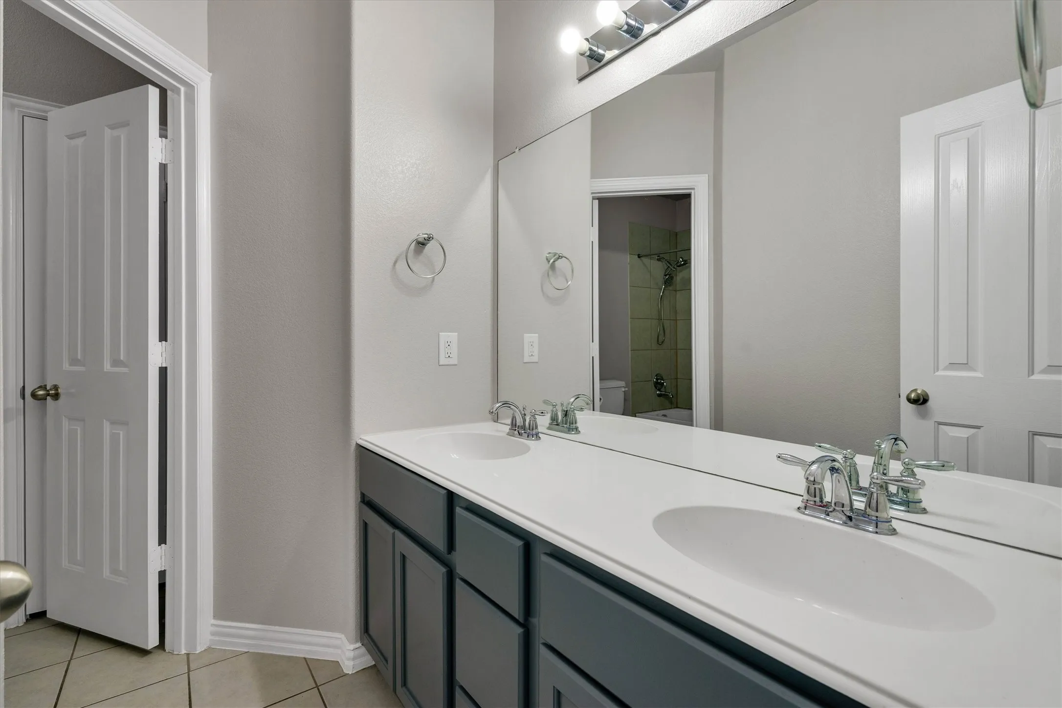 Single Family Residence For Sale in Ellis County , 221 Bear Trail, Waxahachie, Texas 75165, 3 Bedroom, 3 Bathroom, 2 Garage spaces, 2,582 Sqft, built in 2013, mls#21372812, Real Estate Agent in Waxahachie, Homes For Sale in Ellis county, Homes For Sale in Waxahachie, Realtor in Waxahachie Texas, Real Estate Brokerage Independent Realty Texas, Luminita Cordes Realtor