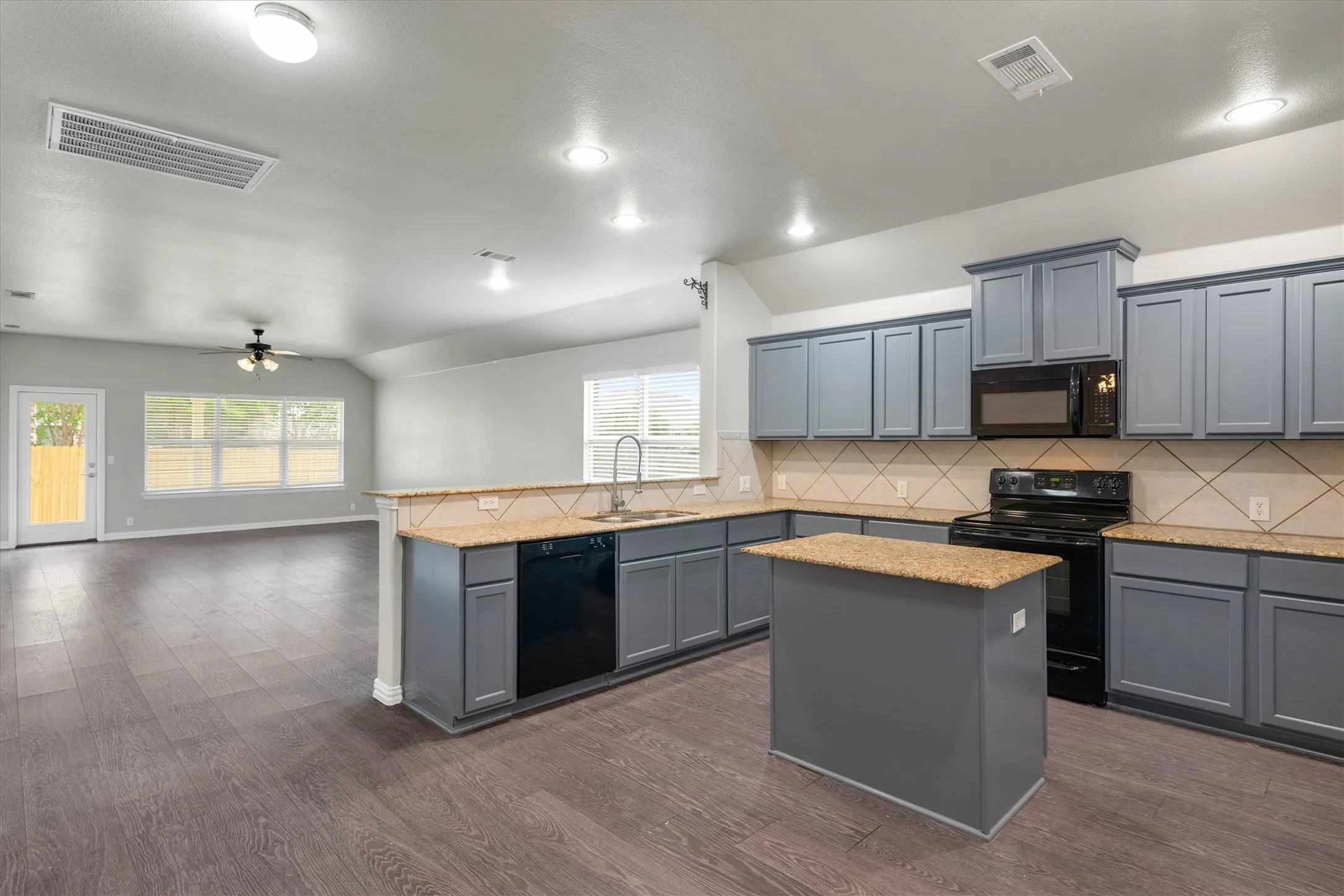 Single Family Residence For Sale in Ellis County , 221 Bear Trail, Waxahachie, Texas 75165, 3 Bedroom, 3 Bathroom, 2 Garage spaces, 2,582 Sqft, built in 2013, mls#21372812, Real Estate Agent in Waxahachie, Homes For Sale in Ellis county, Homes For Sale in Waxahachie, Realtor in Waxahachie Texas, Real Estate Brokerage Independent Realty Texas, Luminita Cordes Realtor