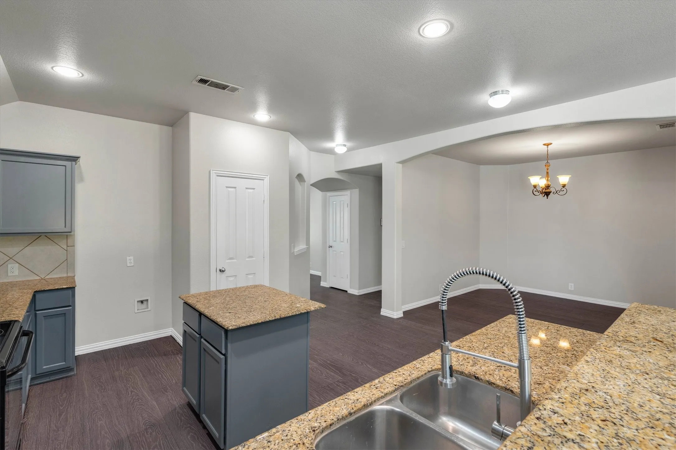 Single Family Residence For Sale in Ellis County , 221 Bear Trail, Waxahachie, Texas 75165, 3 Bedroom, 3 Bathroom, 2 Garage spaces, 2,582 Sqft, built in 2013, mls#21372812, Real Estate Agent in Waxahachie, Homes For Sale in Ellis county, Homes For Sale in Waxahachie, Realtor in Waxahachie Texas, Real Estate Brokerage Independent Realty Texas, Luminita Cordes Realtor