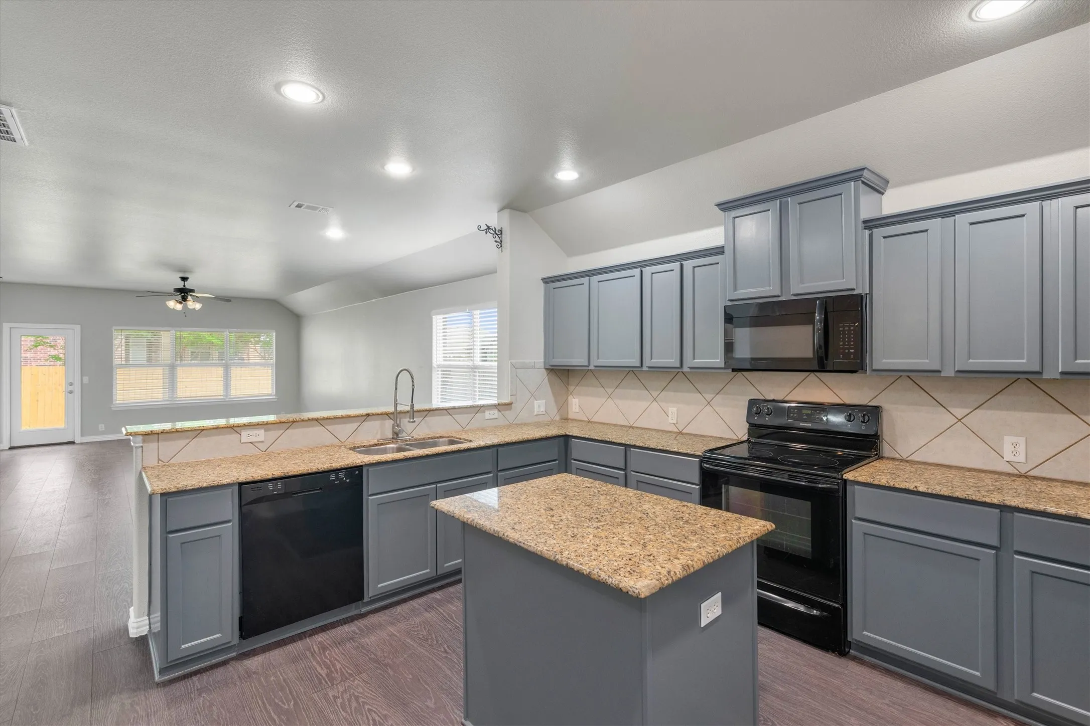 Single Family Residence For Sale in Ellis County , 221 Bear Trail, Waxahachie, Texas 75165, 3 Bedroom, 3 Bathroom, 2 Garage spaces, 2,582 Sqft, built in 2013, mls#21372812, Real Estate Agent in Waxahachie, Homes For Sale in Ellis county, Homes For Sale in Waxahachie, Realtor in Waxahachie Texas, Real Estate Brokerage Independent Realty Texas, Luminita Cordes Realtor