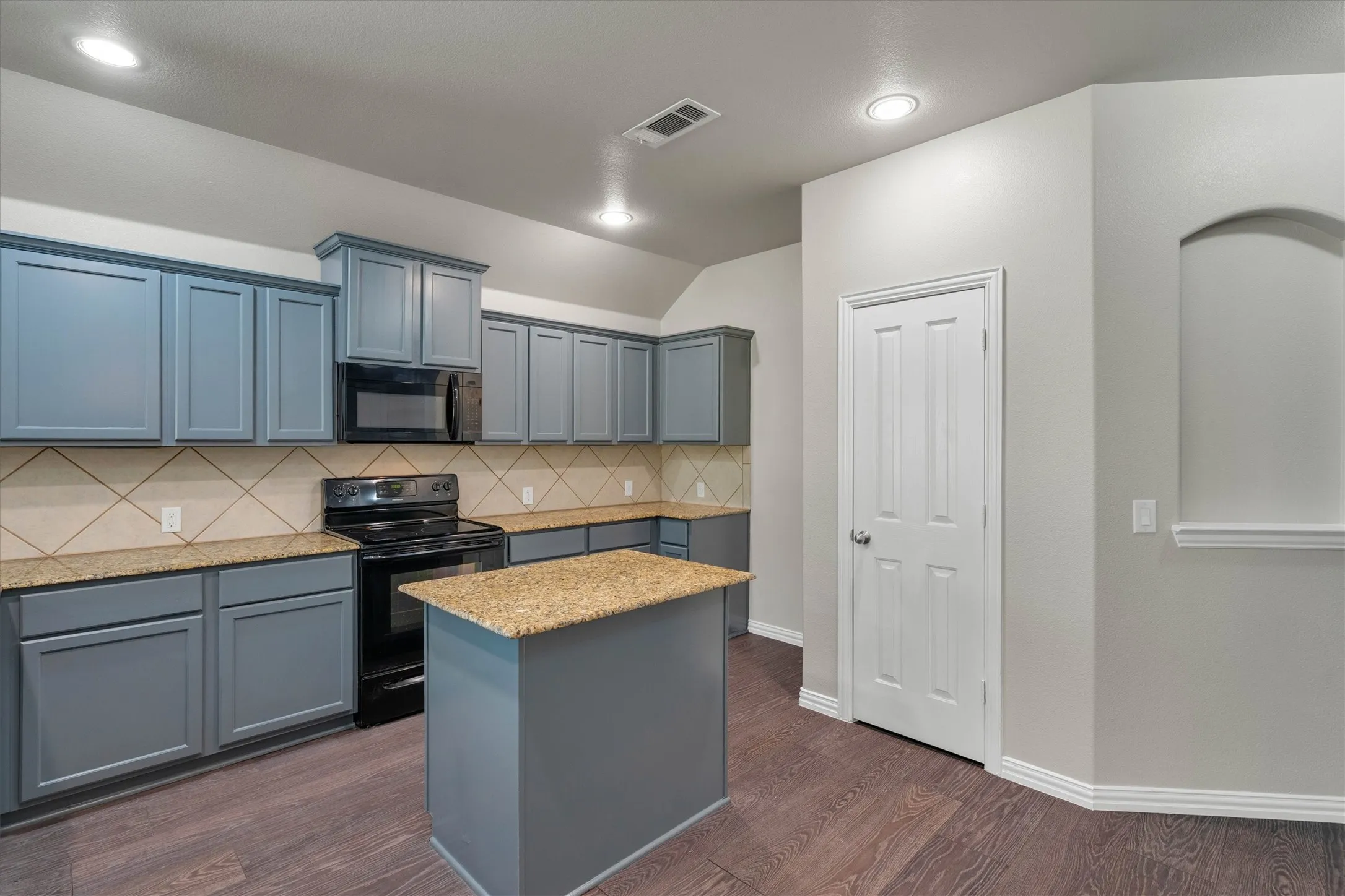 Single Family Residence For Sale in Ellis County , 221 Bear Trail, Waxahachie, Texas 75165, 3 Bedroom, 3 Bathroom, 2 Garage spaces, 2,582 Sqft, built in 2013, mls#21372812, Real Estate Agent in Waxahachie, Homes For Sale in Ellis county, Homes For Sale in Waxahachie, Realtor in Waxahachie Texas, Real Estate Brokerage Independent Realty Texas, Luminita Cordes Realtor
