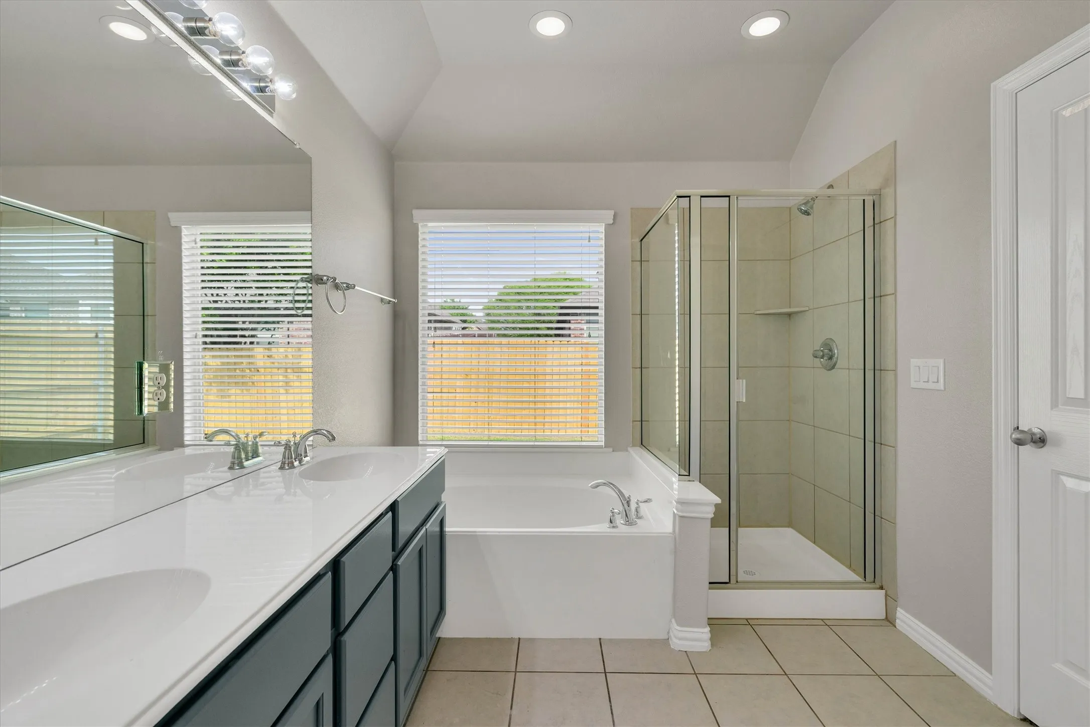 Single Family Residence For Sale in Ellis County , 221 Bear Trail, Waxahachie, Texas 75165, 3 Bedroom, 3 Bathroom, 2 Garage spaces, 2,582 Sqft, built in 2013, mls#21372812, Real Estate Agent in Waxahachie, Homes For Sale in Ellis county, Homes For Sale in Waxahachie, Realtor in Waxahachie Texas, Real Estate Brokerage Independent Realty Texas, Luminita Cordes Realtor