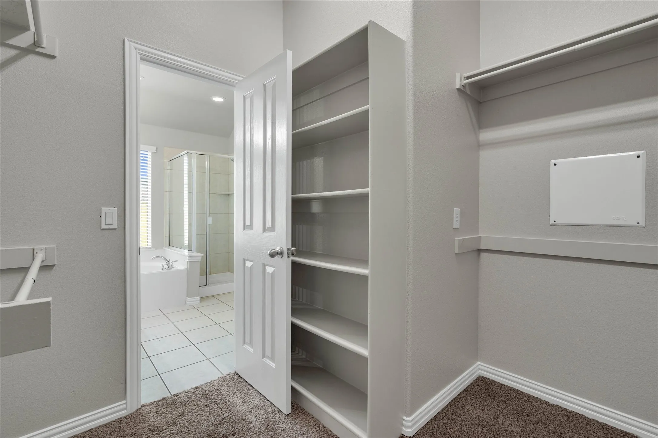 Single Family Residence For Sale in Ellis County , 221 Bear Trail, Waxahachie, Texas 75165, 3 Bedroom, 3 Bathroom, 2 Garage spaces, 2,582 Sqft, built in 2013, mls#21372812, Real Estate Agent in Waxahachie, Homes For Sale in Ellis county, Homes For Sale in Waxahachie, Realtor in Waxahachie Texas, Real Estate Brokerage Independent Realty Texas, Luminita Cordes Realtor
