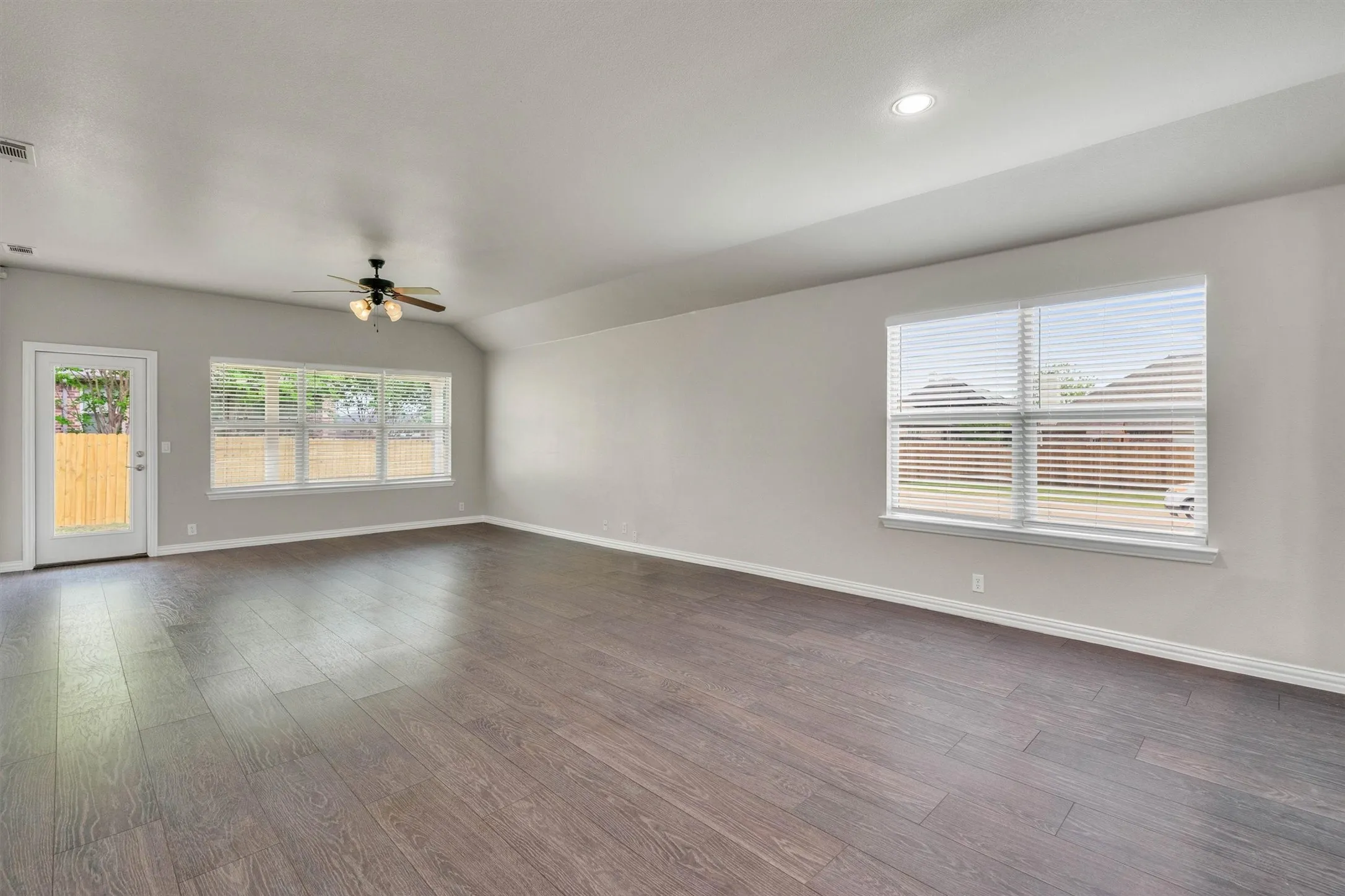 Single Family Residence For Sale in Ellis County , 221 Bear Trail, Waxahachie, Texas 75165, 3 Bedroom, 3 Bathroom, 2 Garage spaces, 2,582 Sqft, built in 2013, mls#21372812, Real Estate Agent in Waxahachie, Homes For Sale in Ellis county, Homes For Sale in Waxahachie, Realtor in Waxahachie Texas, Real Estate Brokerage Independent Realty Texas, Luminita Cordes Realtor