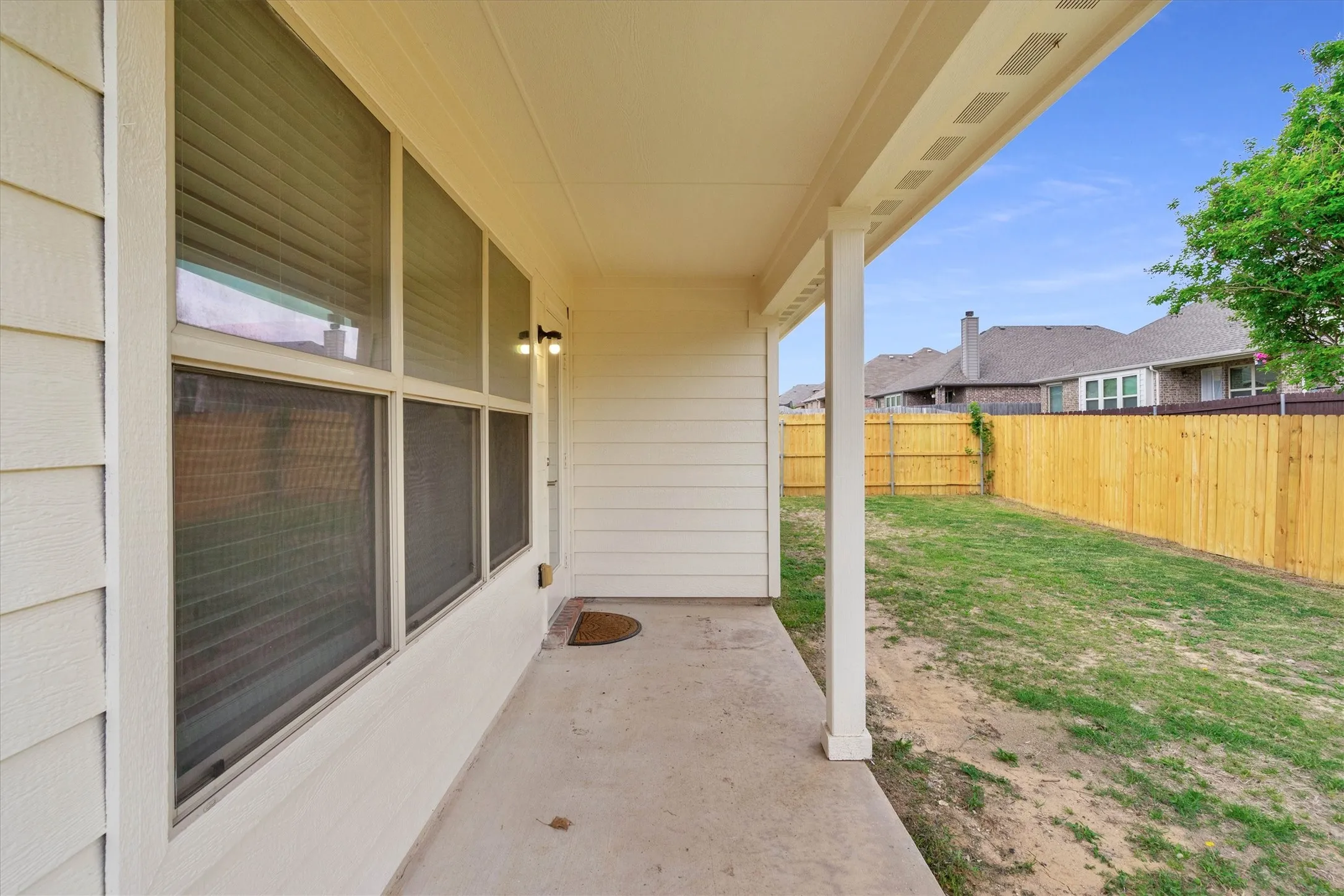 Single Family Residence For Sale in Ellis County , 221 Bear Trail, Waxahachie, Texas 75165, 3 Bedroom, 3 Bathroom, 2 Garage spaces, 2,582 Sqft, built in 2013, mls#21372812, Real Estate Agent in Waxahachie, Homes For Sale in Ellis county, Homes For Sale in Waxahachie, Realtor in Waxahachie Texas, Real Estate Brokerage Independent Realty Texas, Luminita Cordes Realtor