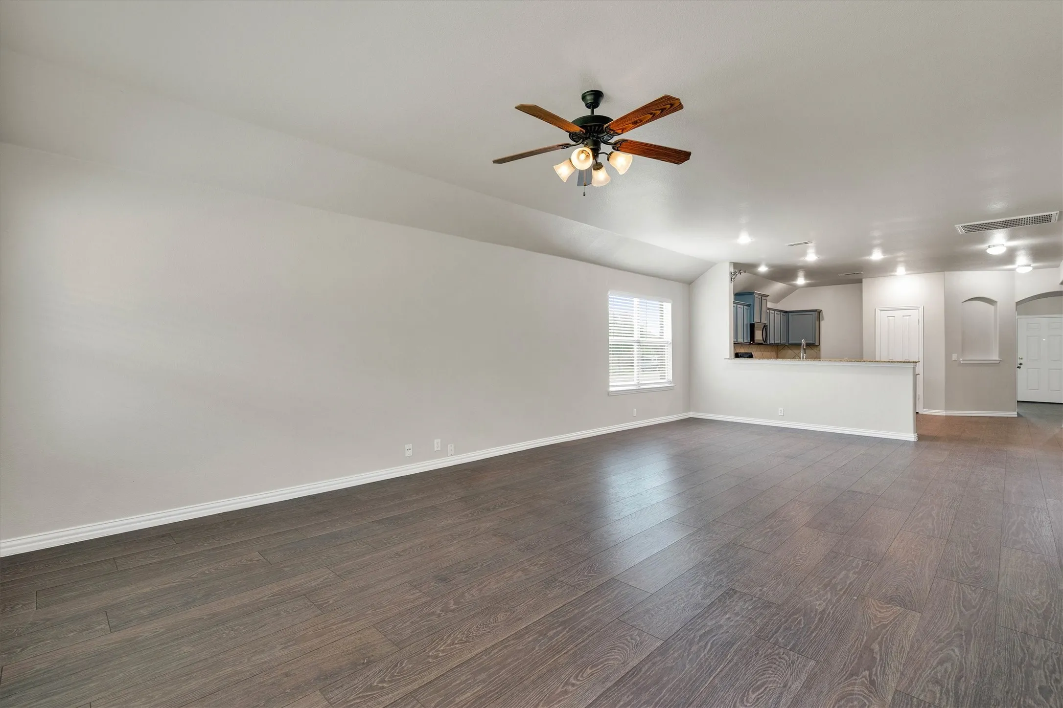 Single Family Residence For Sale in Ellis County , 221 Bear Trail, Waxahachie, Texas 75165, 3 Bedroom, 3 Bathroom, 2 Garage spaces, 2,582 Sqft, built in 2013, mls#21372812, Real Estate Agent in Waxahachie, Homes For Sale in Ellis county, Homes For Sale in Waxahachie, Realtor in Waxahachie Texas, Real Estate Brokerage Independent Realty Texas, Luminita Cordes Realtor