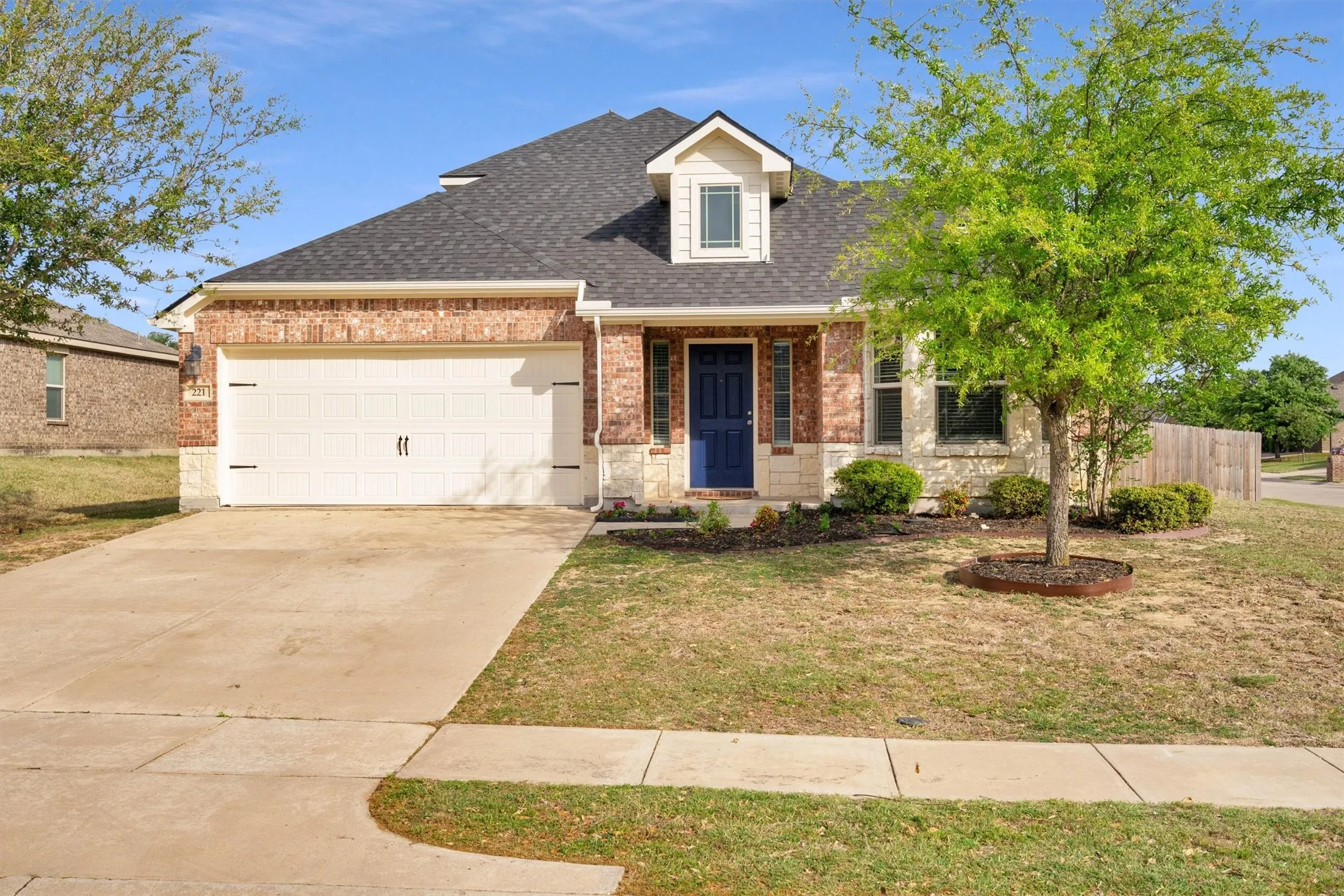 Single Family Residence For Sale in Ellis County , 221 Bear Trail, Waxahachie, Texas 75165, 3 Bedroom, 3 Bathroom, 2 Garage spaces, 2,582 Sqft, built in 2013, mls#21372812, Real Estate Agent in Waxahachie, Homes For Sale in Ellis county, Homes For Sale in Waxahachie, Realtor in Waxahachie Texas, Real Estate Brokerage Independent Realty Texas, Luminita Cordes Realtor