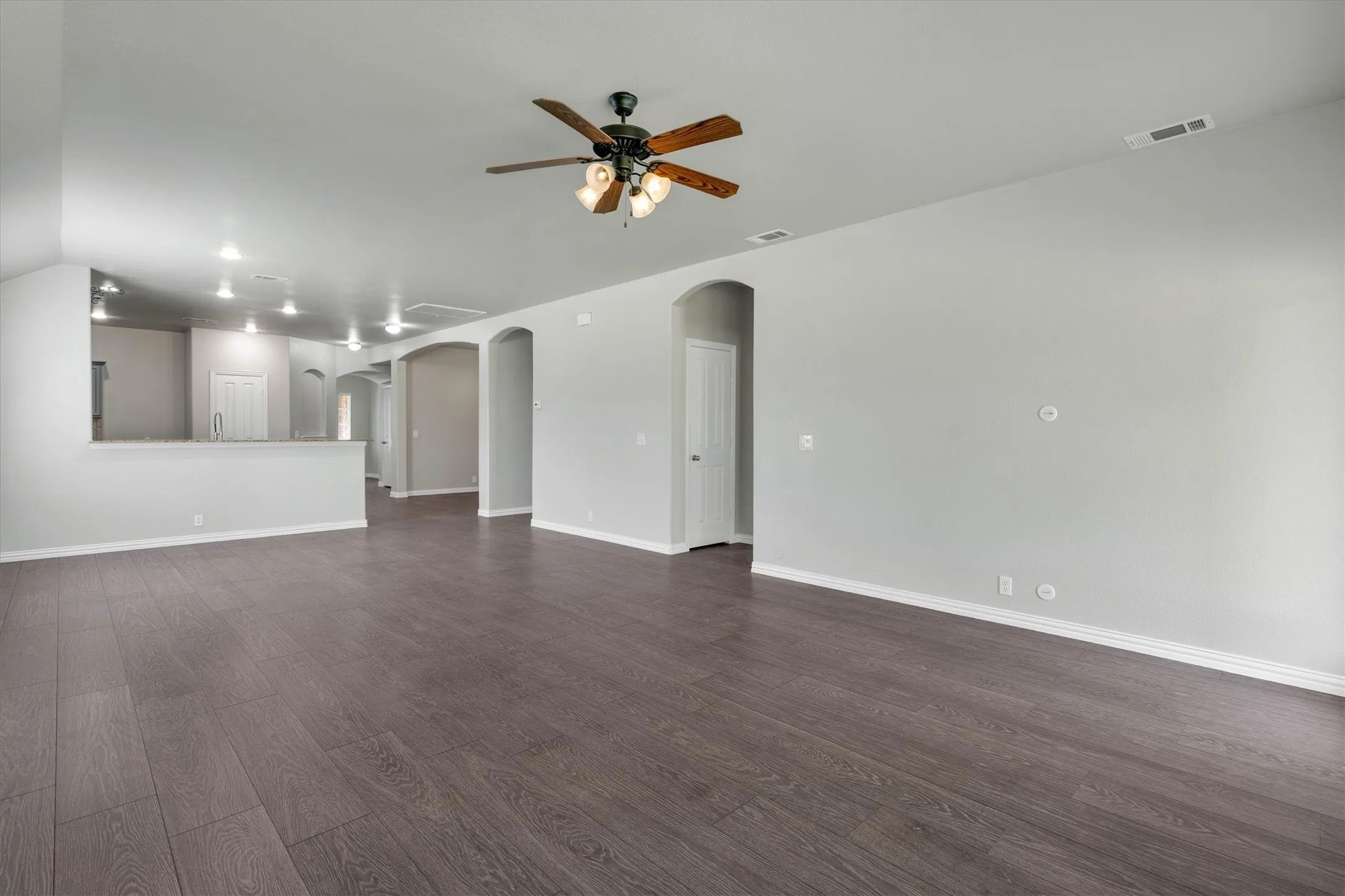 Single Family Residence For Sale in Ellis County , 221 Bear Trail, Waxahachie, Texas 75165, 3 Bedroom, 3 Bathroom, 2 Garage spaces, 2,582 Sqft, built in 2013, mls#21372812, Real Estate Agent in Waxahachie, Homes For Sale in Ellis county, Homes For Sale in Waxahachie, Realtor in Waxahachie Texas, Real Estate Brokerage Independent Realty Texas, Luminita Cordes Realtor
