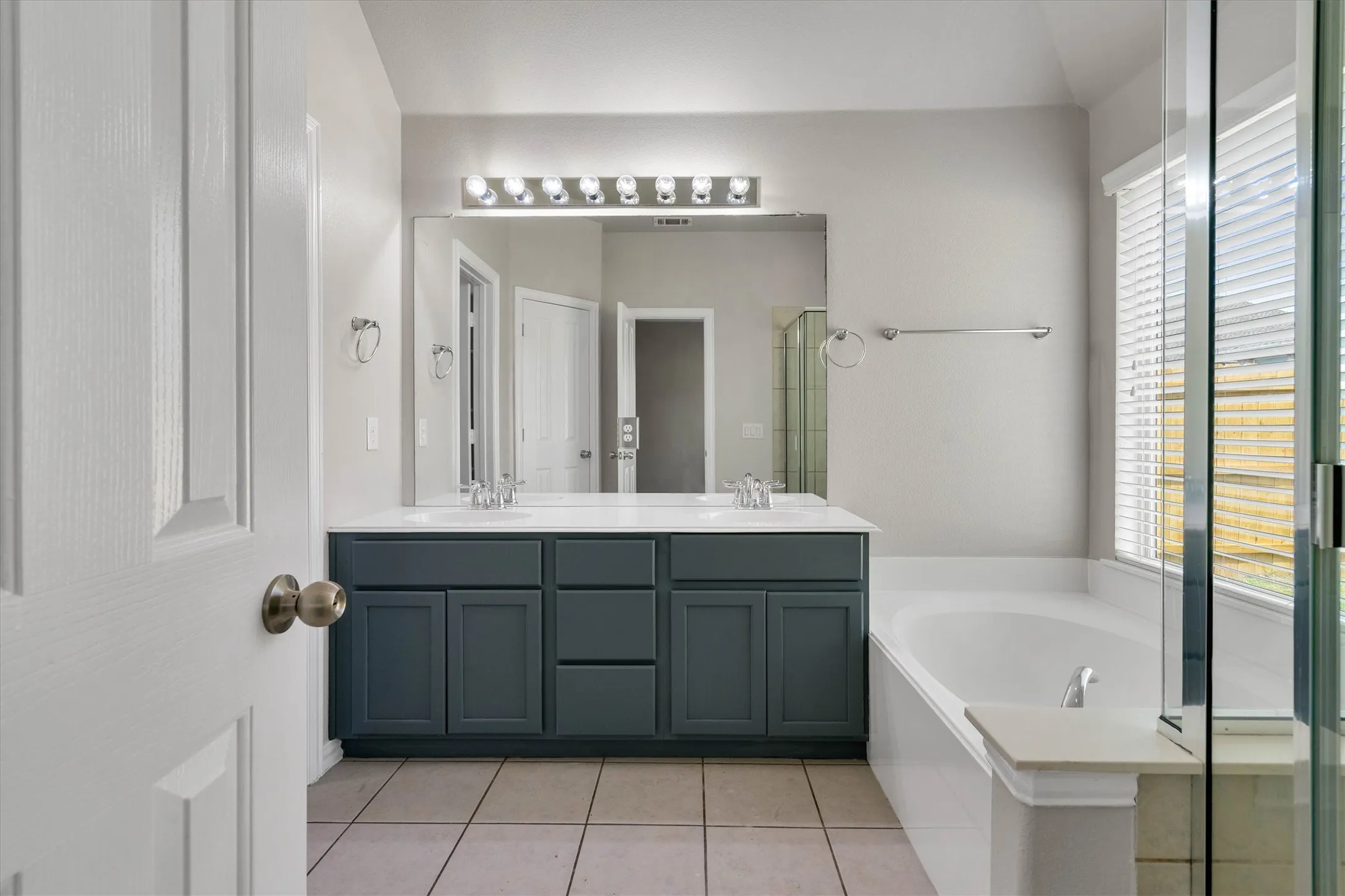 Single Family Residence For Sale in Ellis County , 221 Bear Trail, Waxahachie, Texas 75165, 3 Bedroom, 3 Bathroom, 2 Garage spaces, 2,582 Sqft, built in 2013, mls#21372812, Real Estate Agent in Waxahachie, Homes For Sale in Ellis county, Homes For Sale in Waxahachie, Realtor in Waxahachie Texas, Real Estate Brokerage Independent Realty Texas, Luminita Cordes Realtor