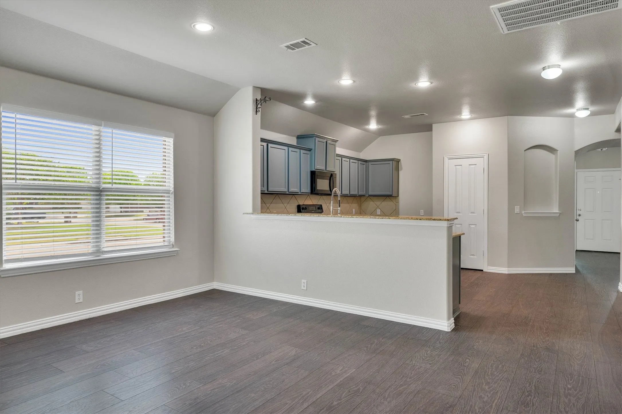 Single Family Residence For Sale in Ellis County , 221 Bear Trail, Waxahachie, Texas 75165, 3 Bedroom, 3 Bathroom, 2 Garage spaces, 2,582 Sqft, built in 2013, mls#21372812, Real Estate Agent in Waxahachie, Homes For Sale in Ellis county, Homes For Sale in Waxahachie, Realtor in Waxahachie Texas, Real Estate Brokerage Independent Realty Texas, Luminita Cordes Realtor
