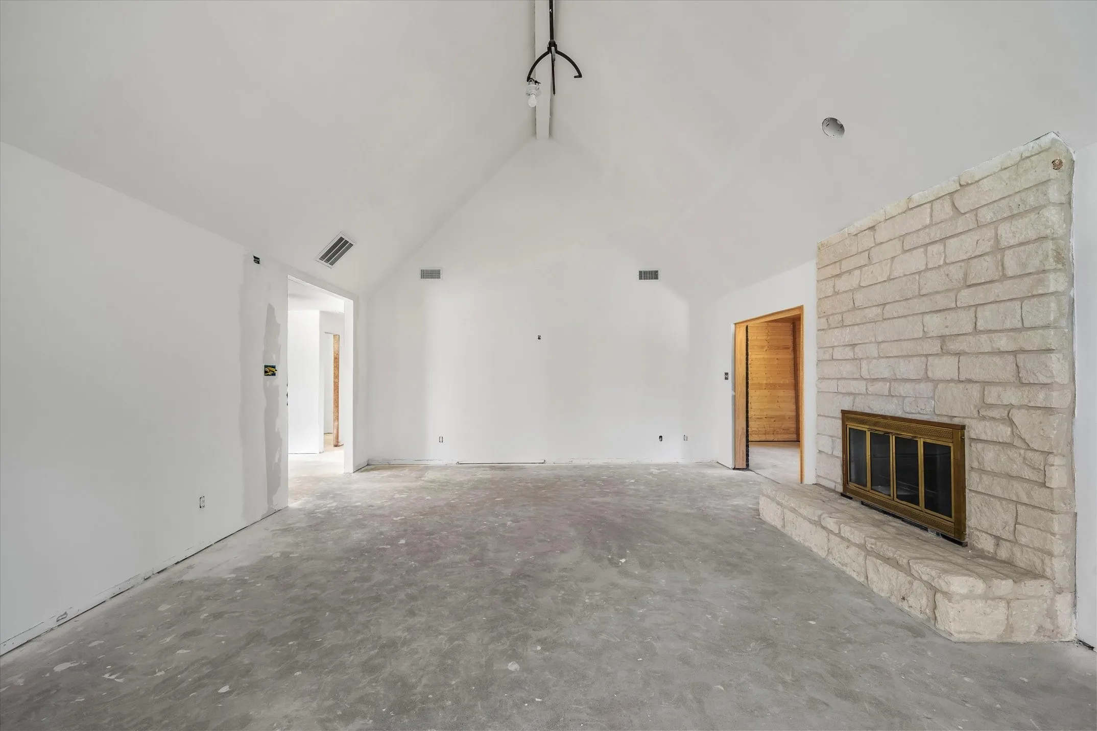 Single Family Residence For Sale in Smith County , 1428 Lakeshore, Hideaway, Texas 75771, 4 Bedroom, 4 Bathroom, 3 Garage spaces, 3,120 Sqft, built in 1976, mls#21372814, Real Estate Agent in Hideaway, Homes For Sale in Smith county, Homes For Sale in Hideaway, Realtor in Hideaway Texas, Real Estate Brokerage Independent Realty Texas, Luminita Cordes Realtor