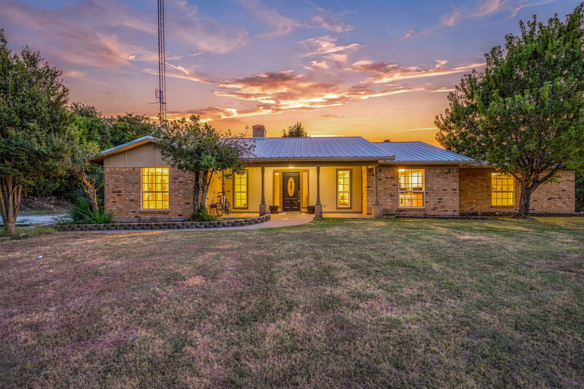 Single Family Residence For Sale in Parker County , 5351 Upper Denton Road, Weatherford, Texas 76085, 5 Bedroom, 4 Bathroom, Garage spaces, 2,853 Sqft, built in 1981, mls#21370174, Real Estate Agent in Weatherford, Homes For Sale in Parker county, Homes For Sale in Weatherford, Realtor in Weatherford Texas, Real Estate Brokerage Independent Realty Texas, Luminita Cordes Realtor