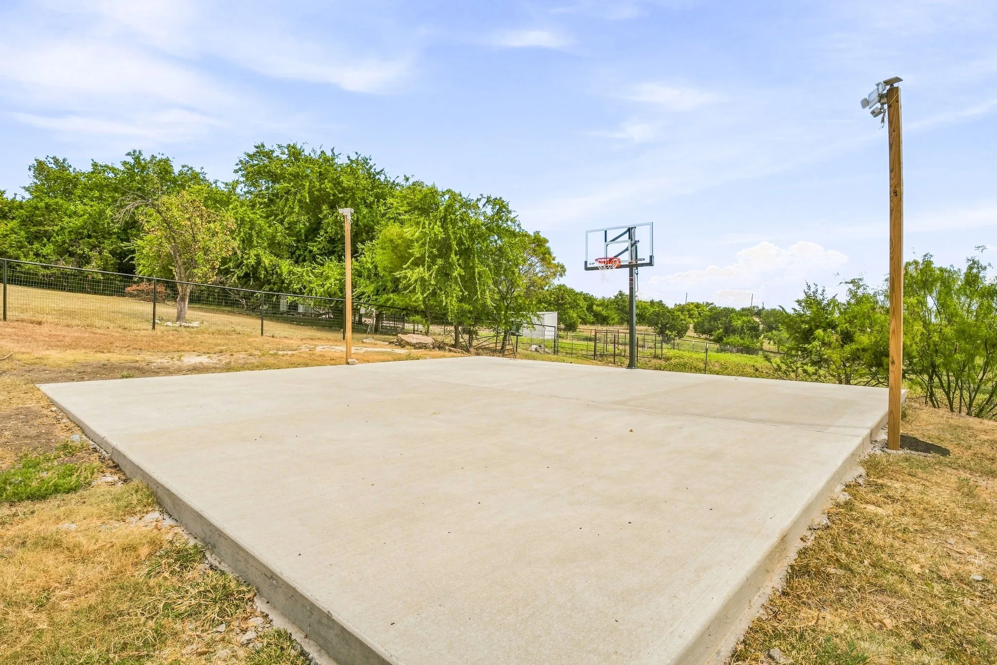 Single Family Residence For Sale in Parker County , 5351 Upper Denton Road, Weatherford, Texas 76085, 5 Bedroom, 4 Bathroom, Garage spaces, 2,853 Sqft, built in 1981, mls#21370174, Real Estate Agent in Weatherford, Homes For Sale in Parker county, Homes For Sale in Weatherford, Realtor in Weatherford Texas, Real Estate Brokerage Independent Realty Texas, Luminita Cordes Realtor