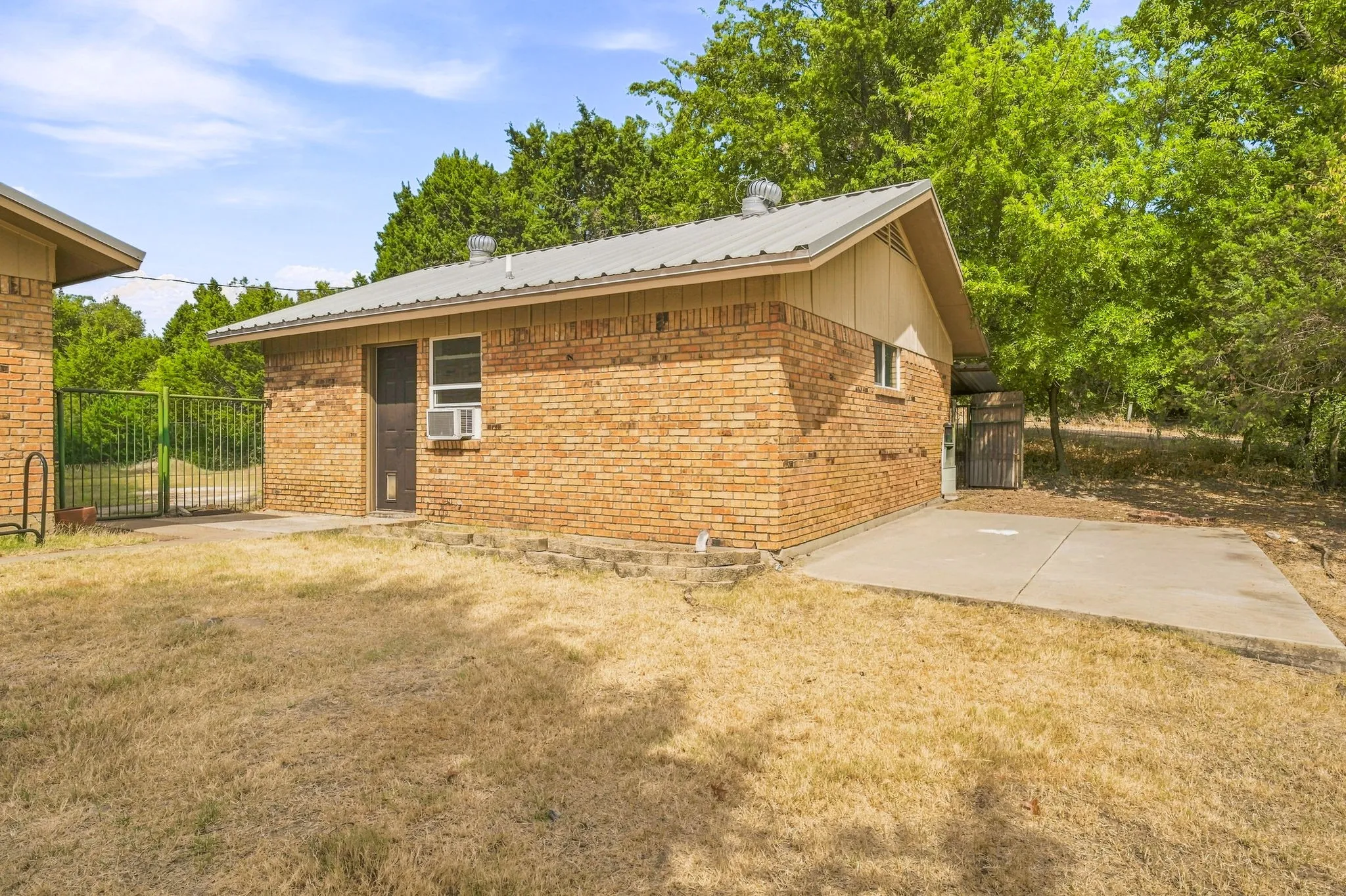 Single Family Residence For Sale in Parker County , 5351 Upper Denton Road, Weatherford, Texas 76085, 5 Bedroom, 4 Bathroom, Garage spaces, 2,853 Sqft, built in 1981, mls#21370174, Real Estate Agent in Weatherford, Homes For Sale in Parker county, Homes For Sale in Weatherford, Realtor in Weatherford Texas, Real Estate Brokerage Independent Realty Texas, Luminita Cordes Realtor