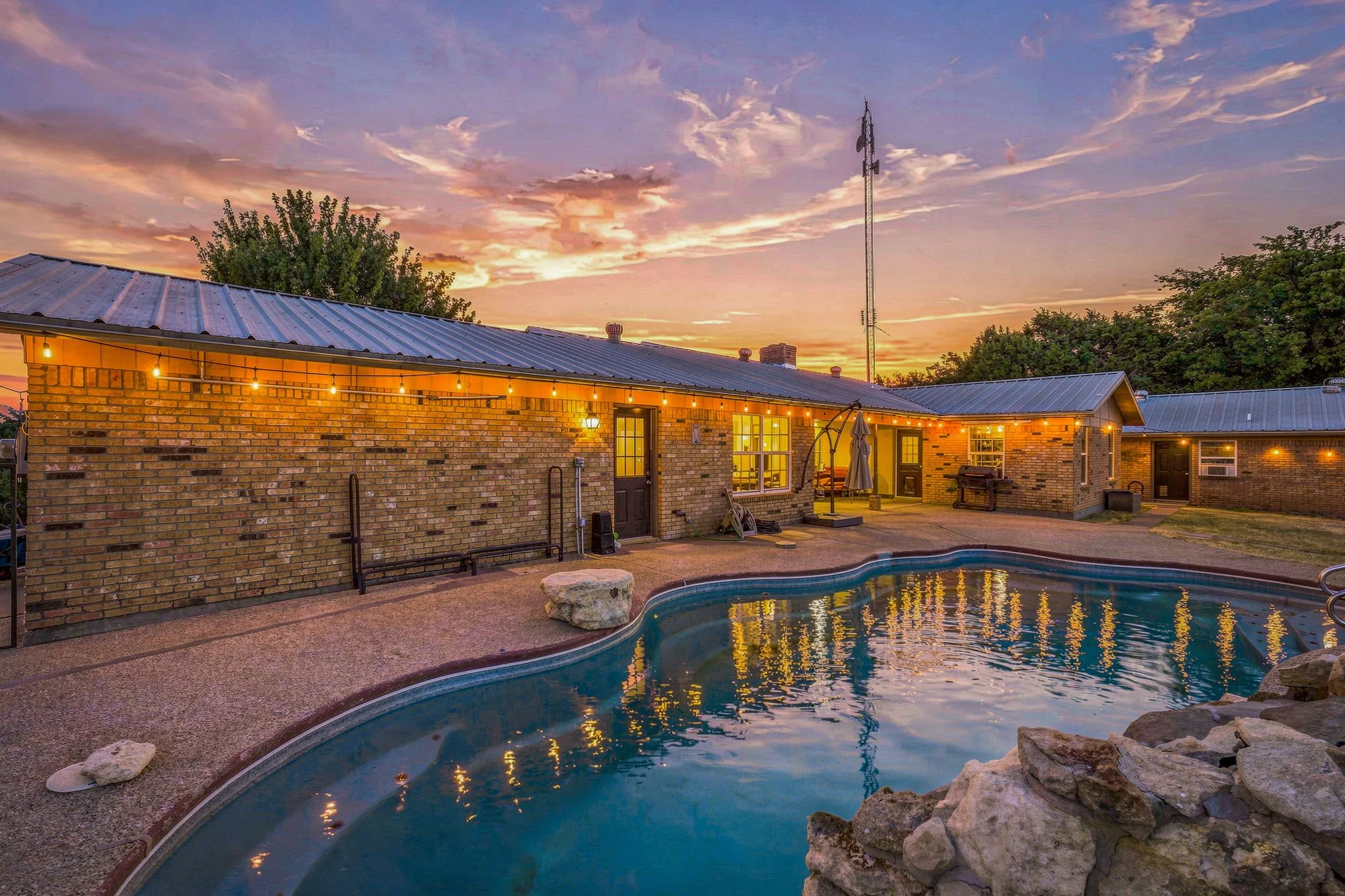 Single Family Residence For Sale in Parker County , 5351 Upper Denton Road, Weatherford, Texas 76085, 5 Bedroom, 4 Bathroom, Garage spaces, 2,853 Sqft, built in 1981, mls#21370174, Real Estate Agent in Weatherford, Homes For Sale in Parker county, Homes For Sale in Weatherford, Realtor in Weatherford Texas, Real Estate Brokerage Independent Realty Texas, Luminita Cordes Realtor