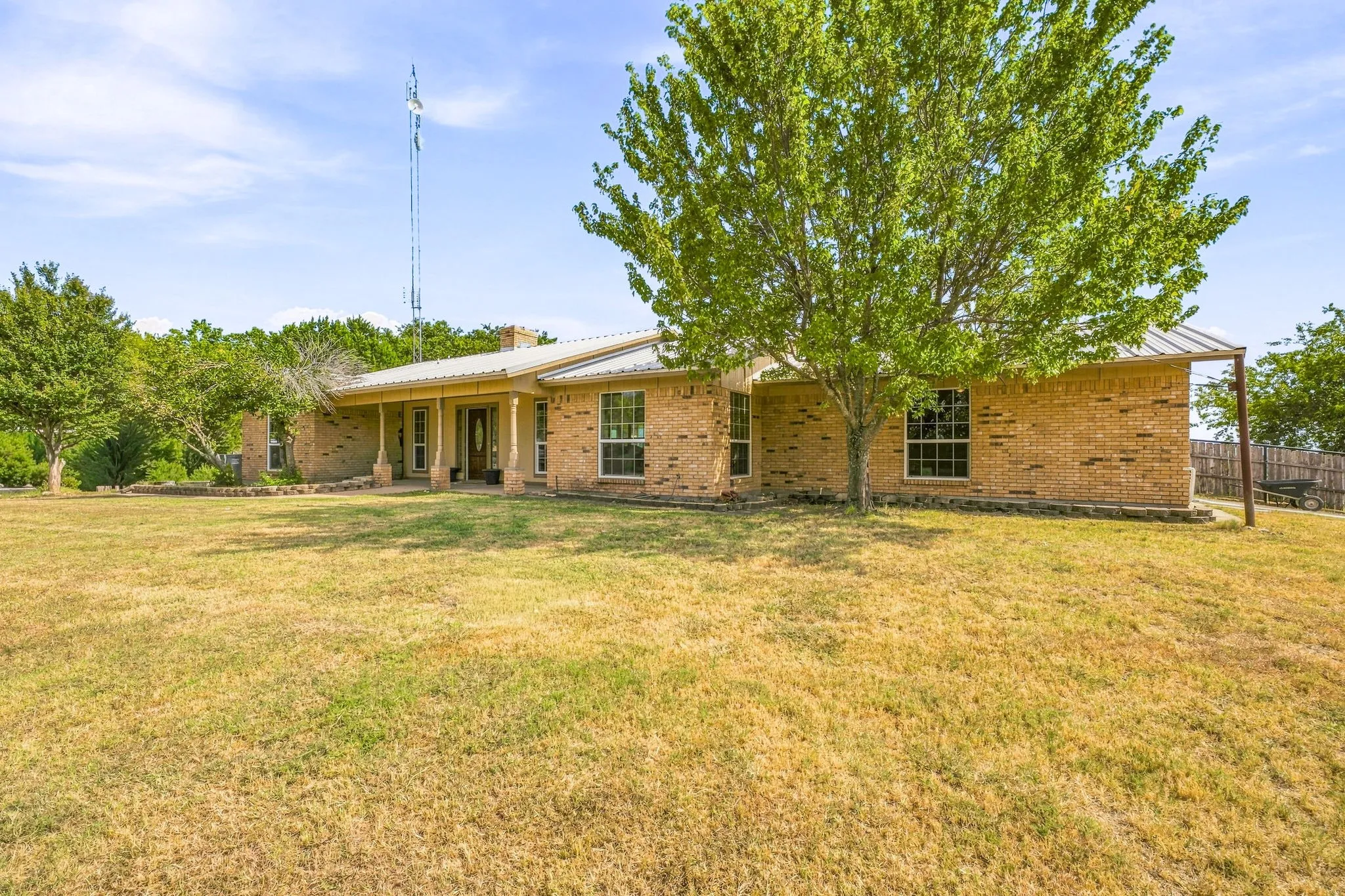 Single Family Residence For Sale in Parker County , 5351 Upper Denton Road, Weatherford, Texas 76085, 5 Bedroom, 4 Bathroom, Garage spaces, 2,853 Sqft, built in 1981, mls#21370174, Real Estate Agent in Weatherford, Homes For Sale in Parker county, Homes For Sale in Weatherford, Realtor in Weatherford Texas, Real Estate Brokerage Independent Realty Texas, Luminita Cordes Realtor