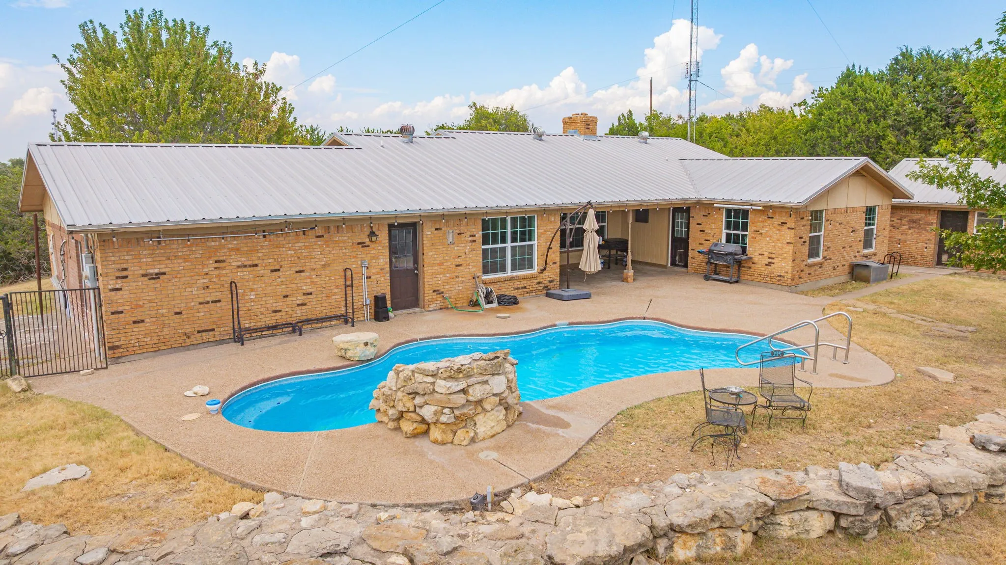 Single Family Residence For Sale in Parker County , 5351 Upper Denton Road, Weatherford, Texas 76085, 5 Bedroom, 4 Bathroom, Garage spaces, 2,853 Sqft, built in 1981, mls#21370174, Real Estate Agent in Weatherford, Homes For Sale in Parker county, Homes For Sale in Weatherford, Realtor in Weatherford Texas, Real Estate Brokerage Independent Realty Texas, Luminita Cordes Realtor