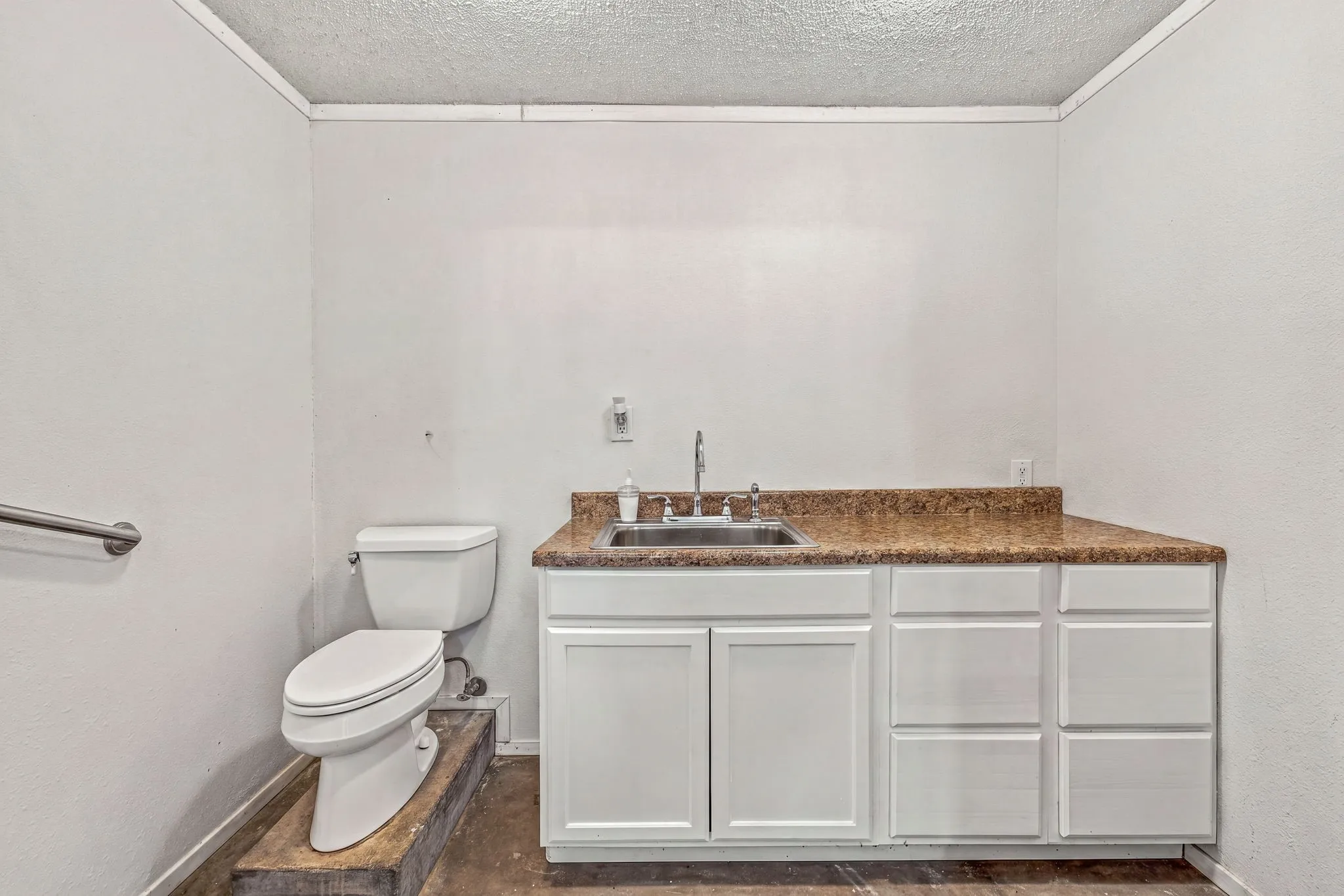 Single Family Residence For Sale in Parker County , 5351 Upper Denton Road, Weatherford, Texas 76085, 5 Bedroom, 4 Bathroom, Garage spaces, 2,853 Sqft, built in 1981, mls#21370174, Real Estate Agent in Weatherford, Homes For Sale in Parker county, Homes For Sale in Weatherford, Realtor in Weatherford Texas, Real Estate Brokerage Independent Realty Texas, Luminita Cordes Realtor