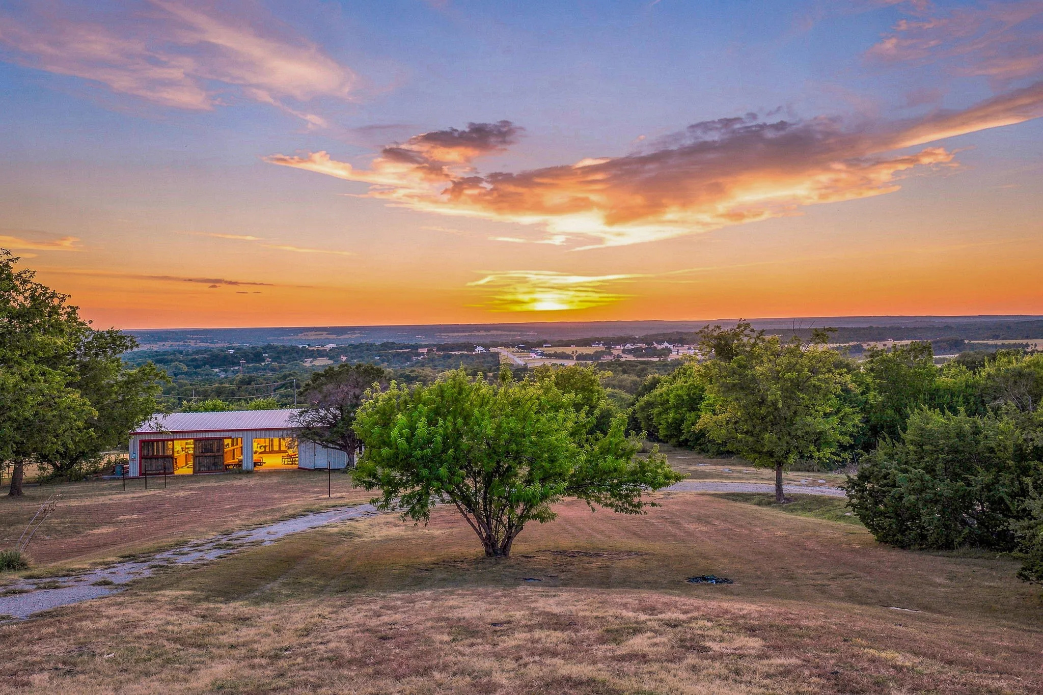 Single Family Residence For Sale in Parker County , 5351 Upper Denton Road, Weatherford, Texas 76085, 5 Bedroom, 4 Bathroom, Garage spaces, 2,853 Sqft, built in 1981, mls#21370174, Real Estate Agent in Weatherford, Homes For Sale in Parker county, Homes For Sale in Weatherford, Realtor in Weatherford Texas, Real Estate Brokerage Independent Realty Texas, Luminita Cordes Realtor