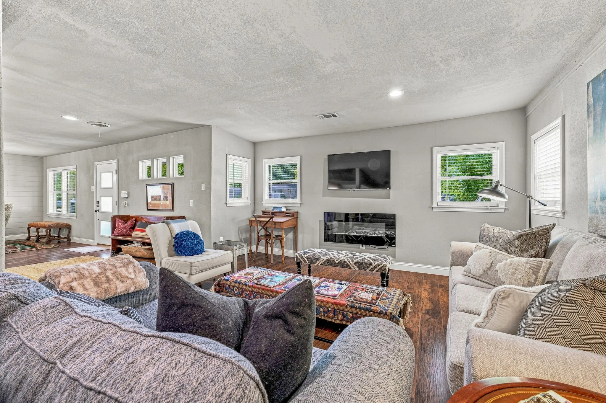 Single Family Residence For Sale in Tarrant County , 5881 Tracyne Drive, Westworth Village, Texas 76114, 3 Bedroom, 3 Bathroom, 2 Garage spaces, 1,473 Sqft, built in 1954, mls#21369812, Real Estate Agent in Westworth Village, Homes For Sale in Tarrant county, Homes For Sale in Westworth Village, Realtor in Westworth Village Texas, Real Estate Brokerage Independent Realty Texas, Luminita Cordes Realtor