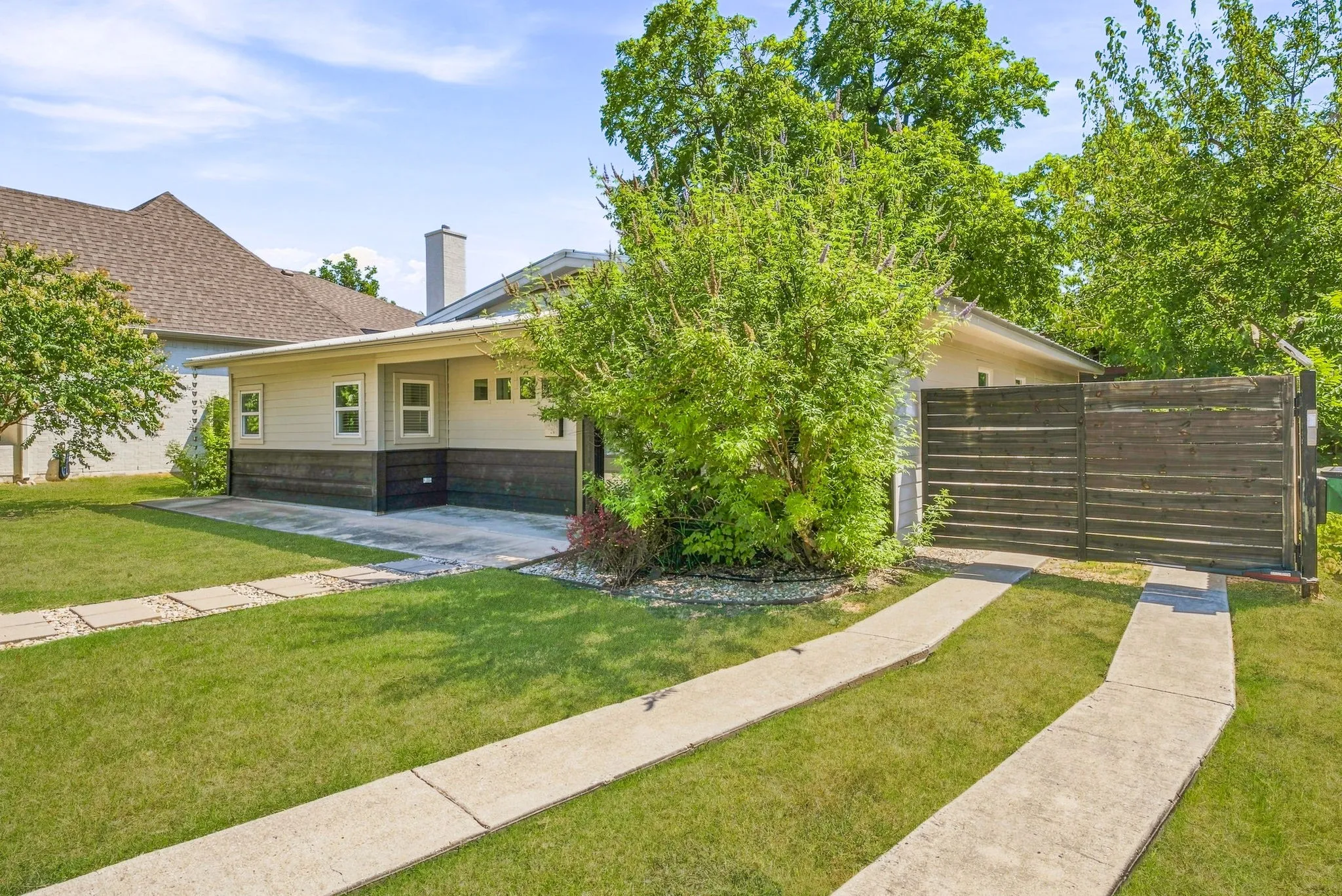 Single Family Residence For Sale in Tarrant County , 5881 Tracyne Drive, Westworth Village, Texas 76114, 3 Bedroom, 3 Bathroom, 2 Garage spaces, 1,473 Sqft, built in 1954, mls#21369812, Real Estate Agent in Westworth Village, Homes For Sale in Tarrant county, Homes For Sale in Westworth Village, Realtor in Westworth Village Texas, Real Estate Brokerage Independent Realty Texas, Luminita Cordes Realtor