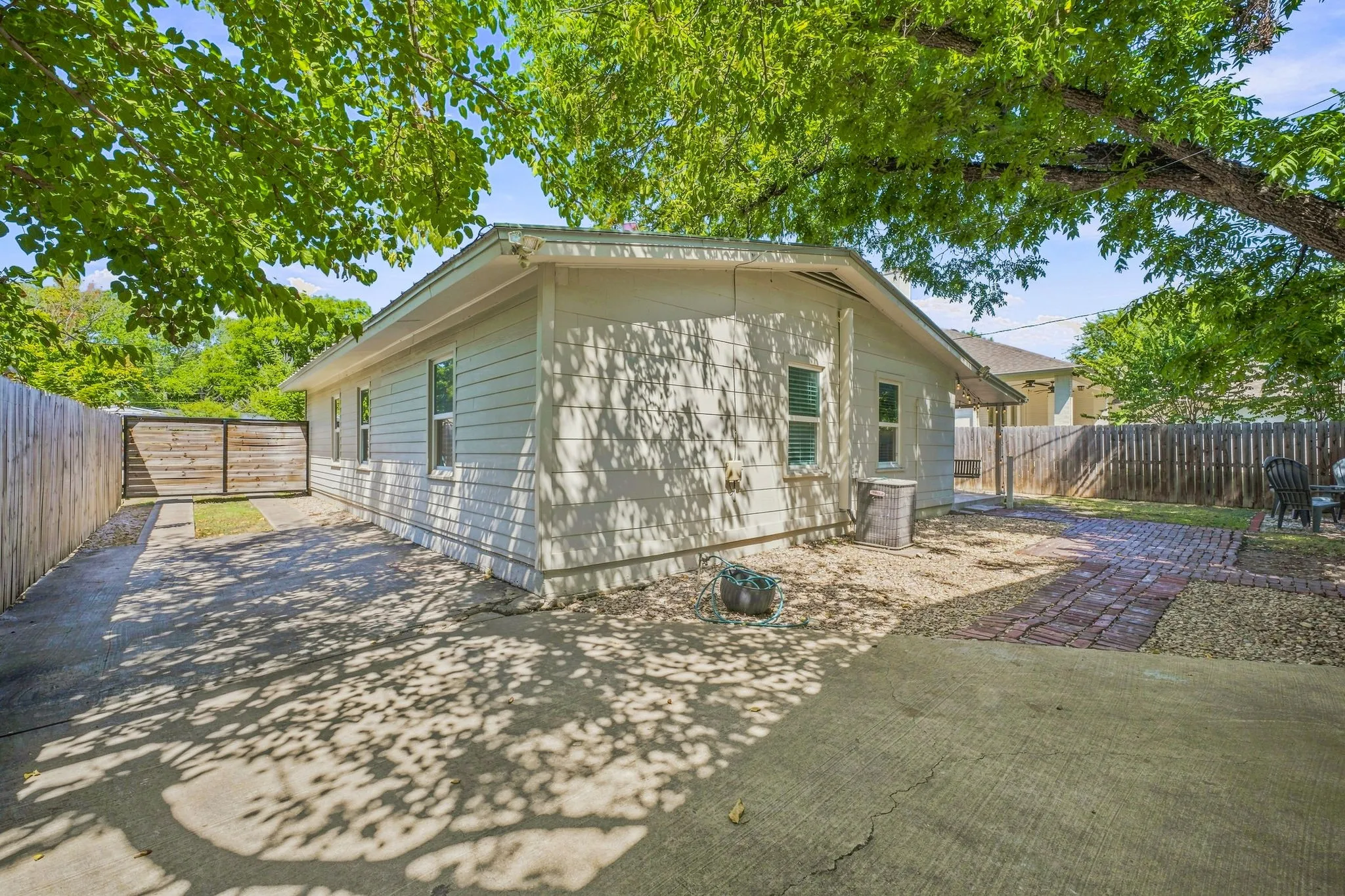 Single Family Residence For Sale in Tarrant County , 5881 Tracyne Drive, Westworth Village, Texas 76114, 3 Bedroom, 3 Bathroom, 2 Garage spaces, 1,473 Sqft, built in 1954, mls#21369812, Real Estate Agent in Westworth Village, Homes For Sale in Tarrant county, Homes For Sale in Westworth Village, Realtor in Westworth Village Texas, Real Estate Brokerage Independent Realty Texas, Luminita Cordes Realtor