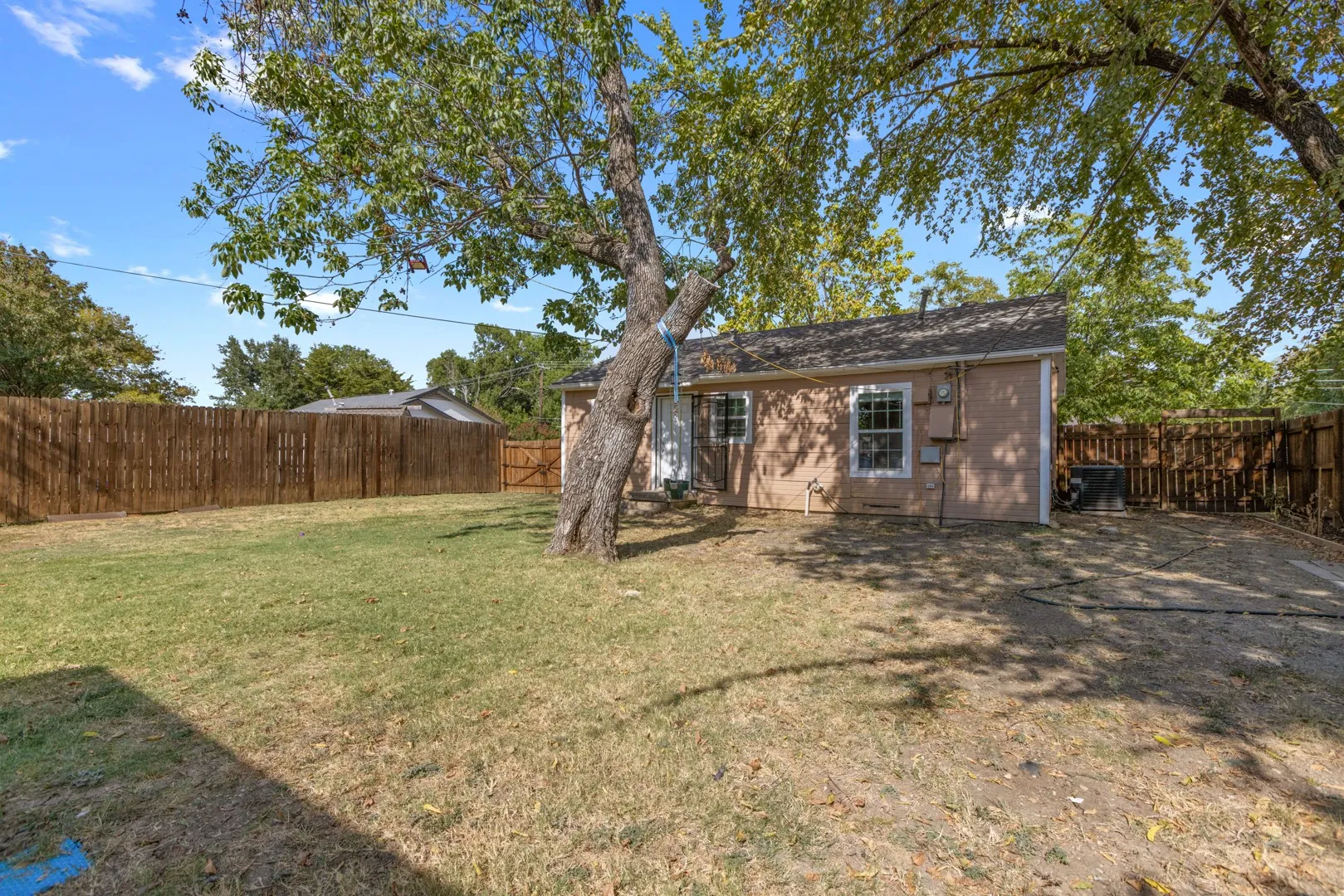 Single Family Residence For Sale in Dallas County , 1001 S 5th Street, Garland, Texas 75040, 3 Bedroom, 1 Bathroom, Garage spaces, 1,033 Sqft, built in 1949, mls#21372806, Real Estate Agent in Garland, Homes For Sale in Dallas county, Homes For Sale in Garland, Realtor in Garland Texas, Real Estate Brokerage Independent Realty Texas, Luminita Cordes Realtor