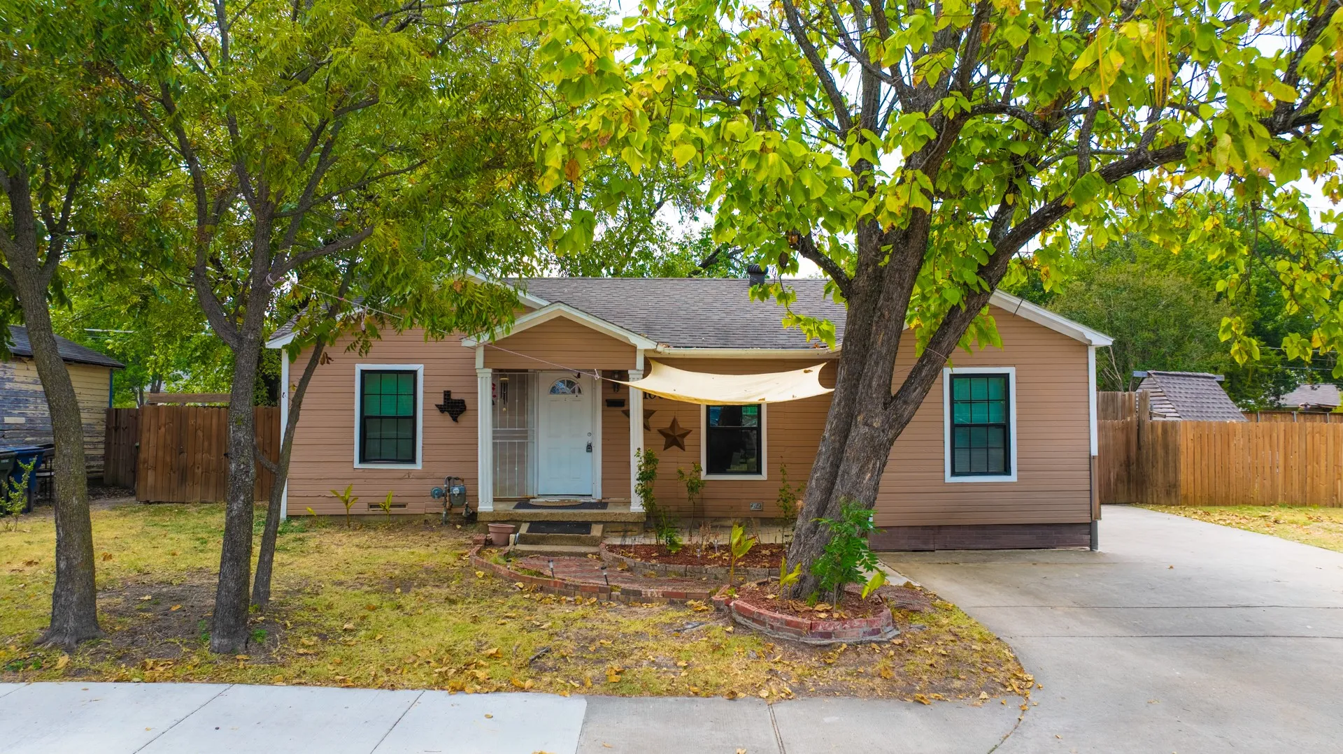 Single Family Residence For Sale in Dallas County , 1001 S 5th Street, Garland, Texas 75040, 3 Bedroom, 1 Bathroom, Garage spaces, 1,033 Sqft, built in 1949, mls#21372806, Real Estate Agent in Garland, Homes For Sale in Dallas county, Homes For Sale in Garland, Realtor in Garland Texas, Real Estate Brokerage Independent Realty Texas, Luminita Cordes Realtor