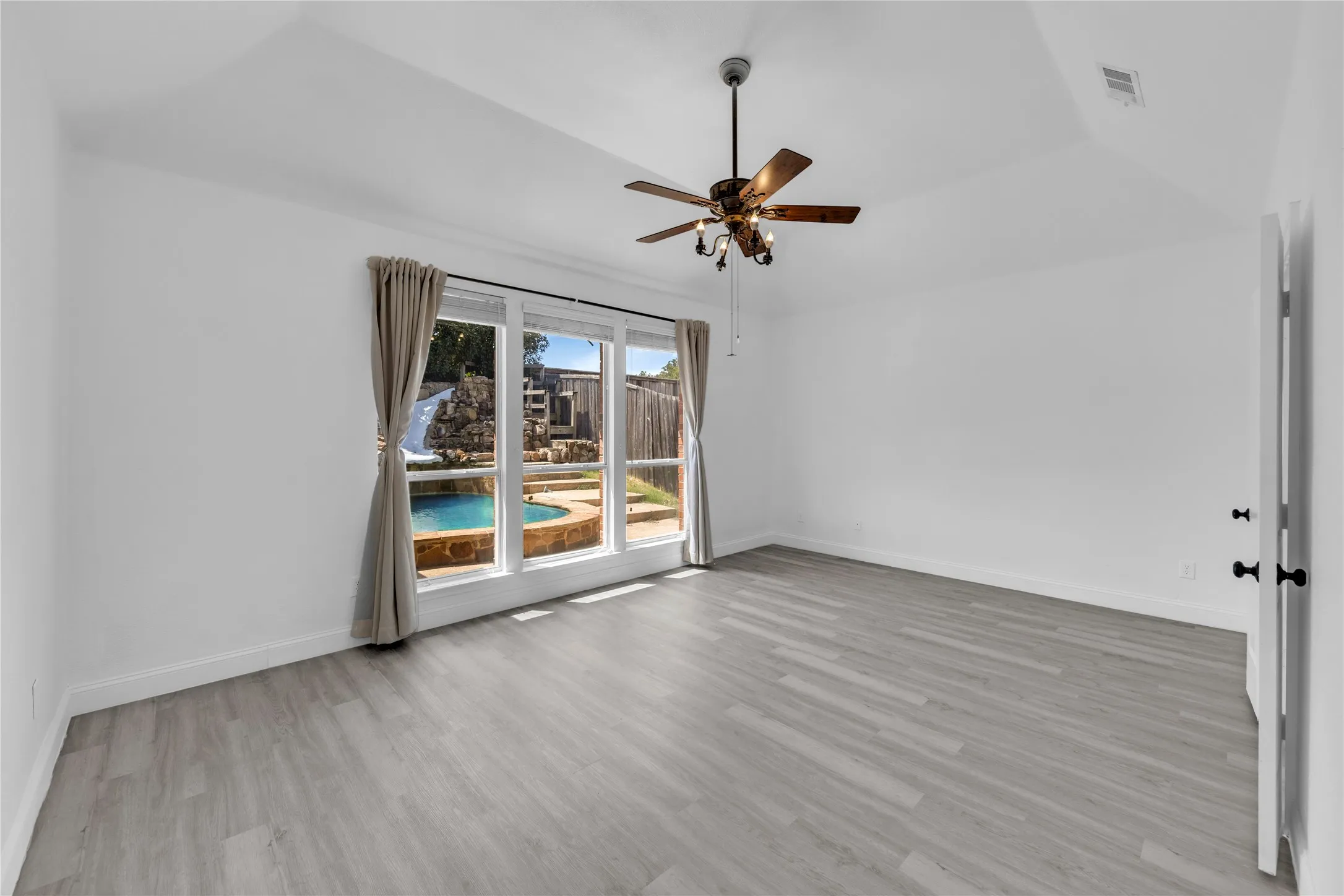 Single Family Residence For Sale in Denton County , 2622 Westwind Drive, Corinth, Texas 76210, 4 Bedroom, 3 Bathroom, 2 Garage spaces, 2,866 Sqft, built in 1998, mls#21372817, Real Estate Agent in Corinth, Homes For Sale in Denton county, Homes For Sale in Corinth, Realtor in Corinth Texas, Real Estate Brokerage Independent Realty Texas, Luminita Cordes Realtor