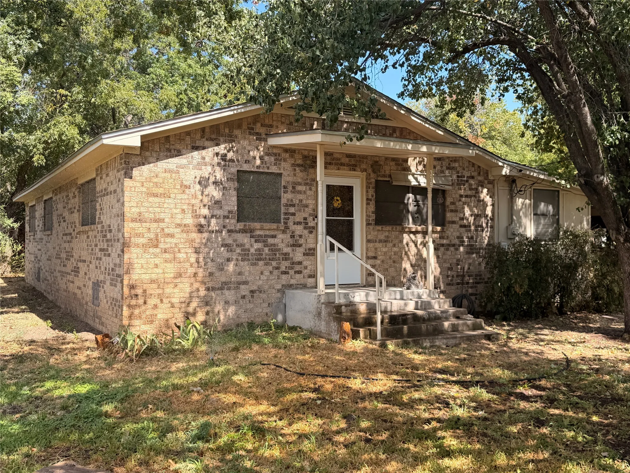 Single Family Residence For Sale in Eastland County , 319 S Fisher Street, Gorman, Texas 76454, 2 Bedroom, 2 Bathroom, 1 Garage spaces, 1,248 Sqft, built in 1983, mls#21372268, Real Estate Agent in Gorman, Homes For Sale in Eastland county, Homes For Sale in Gorman, Realtor in Gorman Texas, Real Estate Brokerage Independent Realty Texas, Luminita Cordes Realtor