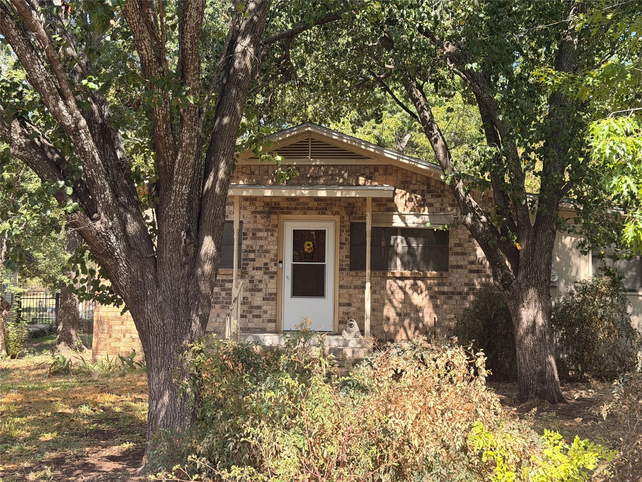 Single Family Residence For Sale in Eastland County , 319 S Fisher Street, Gorman, Texas 76454, 2 Bedroom, 2 Bathroom, 1 Garage spaces, 1,248 Sqft, built in 1983, mls#21372268, Real Estate Agent in Gorman, Homes For Sale in Eastland county, Homes For Sale in Gorman, Realtor in Gorman Texas, Real Estate Brokerage Independent Realty Texas, Luminita Cordes Realtor
