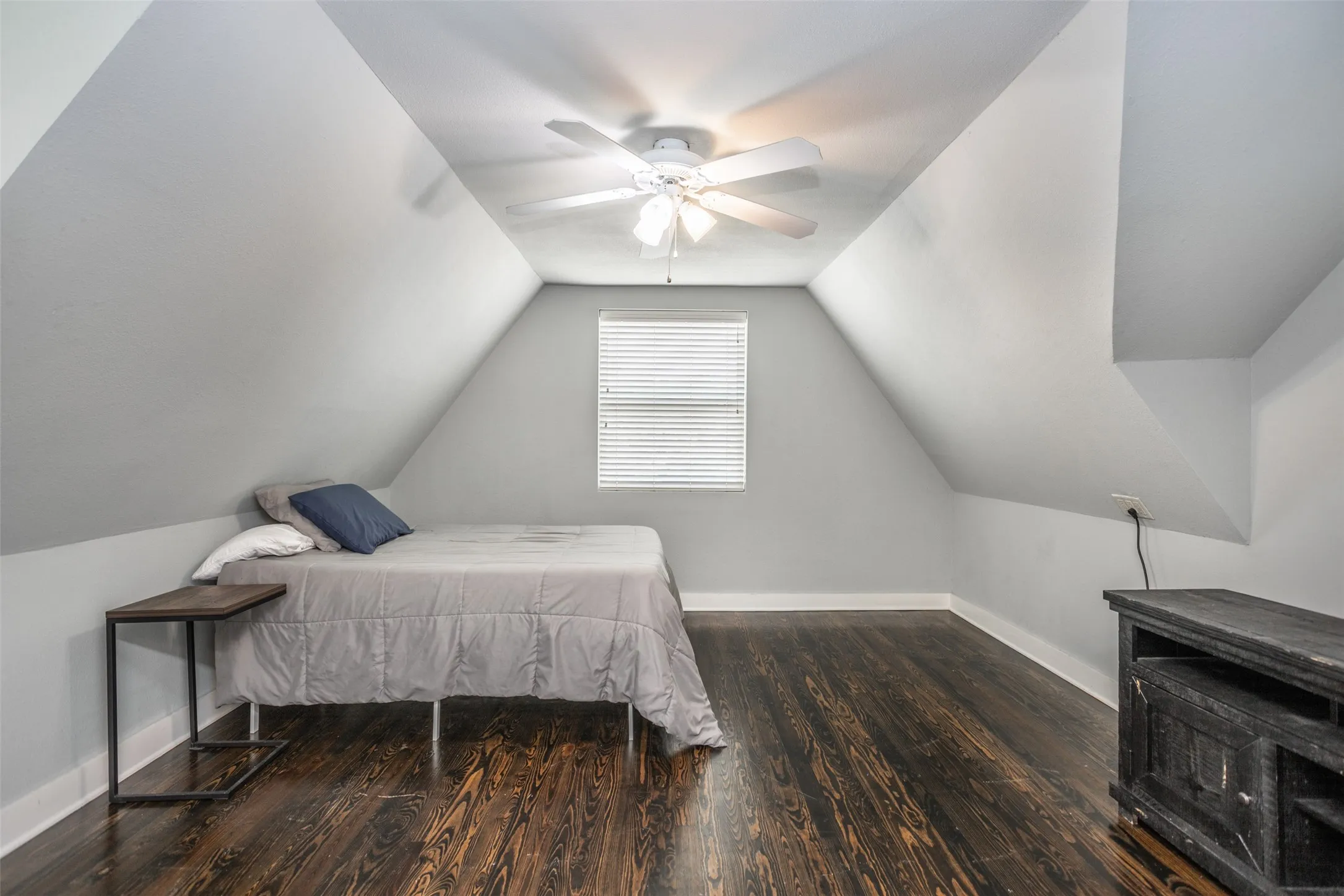 Single Family Residence For Sale in Cooke County , 230 E Main Street, Lindsay, Texas 76250, 3 Bedroom, 2 Bathroom, Garage spaces, 1,680 Sqft, built in 1922, mls#21372816, Real Estate Agent in Lindsay, Homes For Sale in Cooke county, Homes For Sale in Lindsay, Realtor in Lindsay Texas, Real Estate Brokerage Independent Realty Texas, Luminita Cordes Realtor