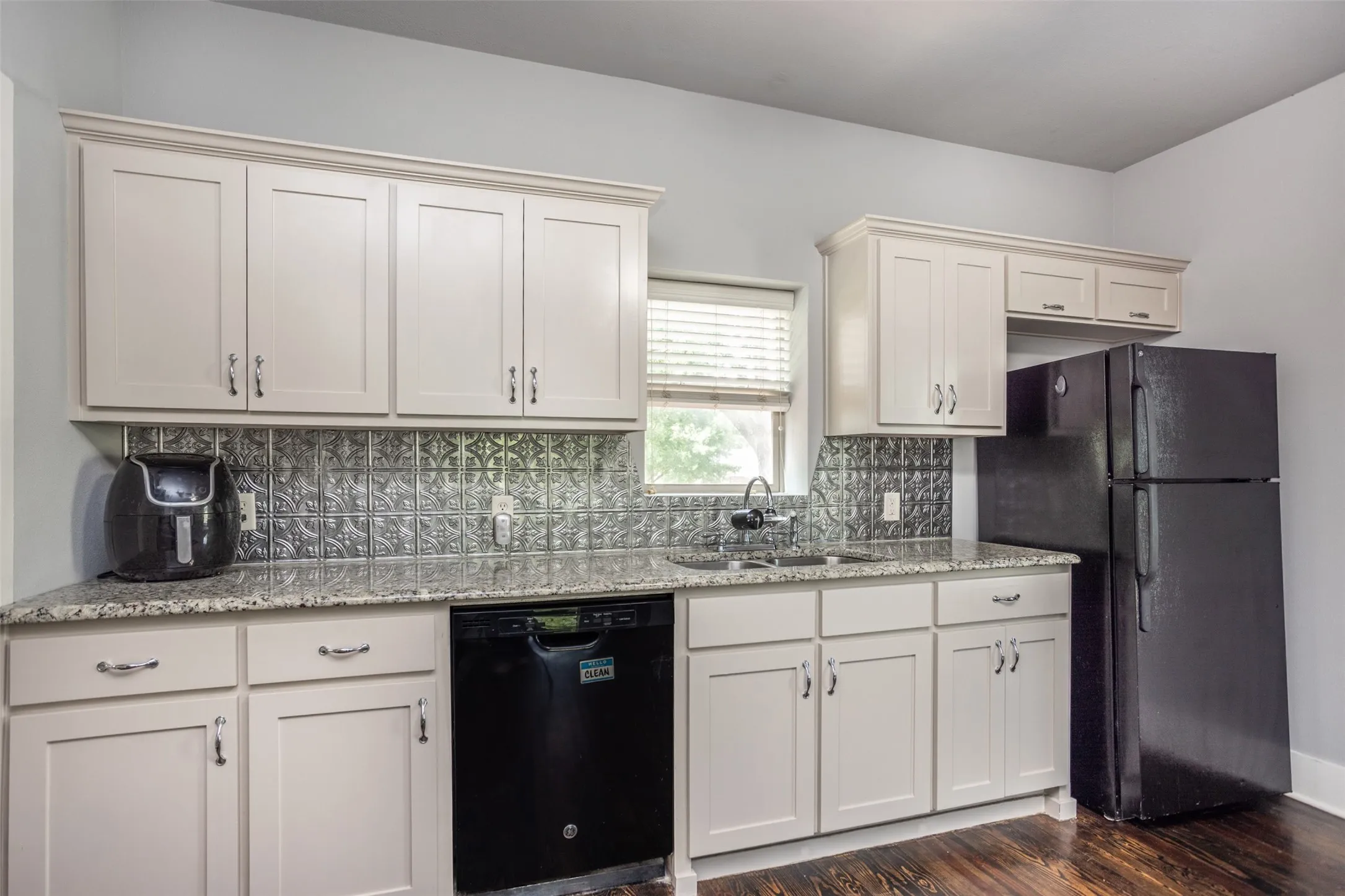 Single Family Residence For Sale in Cooke County , 230 E Main Street, Lindsay, Texas 76250, 3 Bedroom, 2 Bathroom, Garage spaces, 1,680 Sqft, built in 1922, mls#21372816, Real Estate Agent in Lindsay, Homes For Sale in Cooke county, Homes For Sale in Lindsay, Realtor in Lindsay Texas, Real Estate Brokerage Independent Realty Texas, Luminita Cordes Realtor