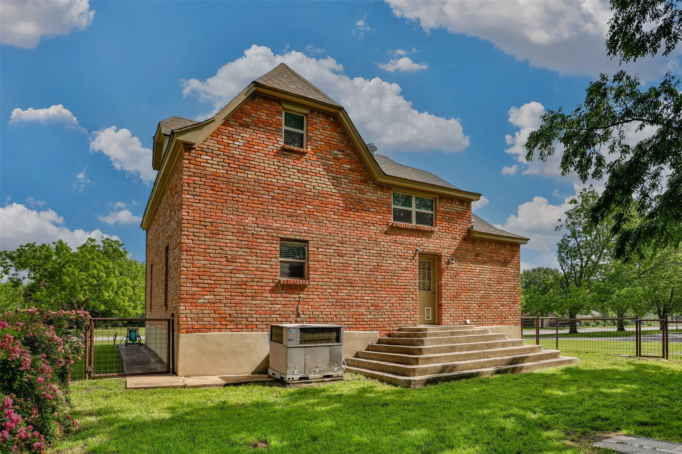 Single Family Residence For Sale in Cooke County , 230 E Main Street, Lindsay, Texas 76250, 3 Bedroom, 2 Bathroom, Garage spaces, 1,680 Sqft, built in 1922, mls#21372816, Real Estate Agent in Lindsay, Homes For Sale in Cooke county, Homes For Sale in Lindsay, Realtor in Lindsay Texas, Real Estate Brokerage Independent Realty Texas, Luminita Cordes Realtor