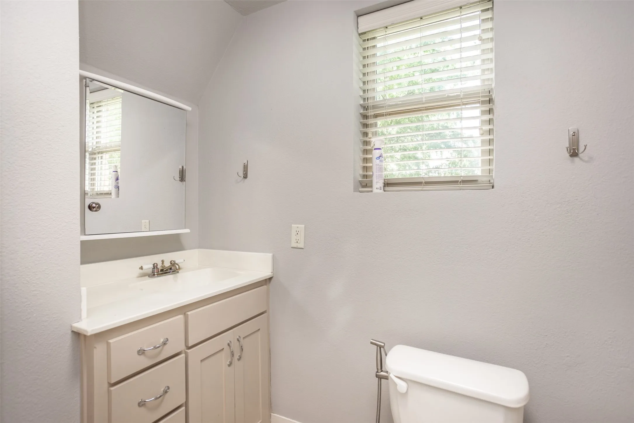 Single Family Residence For Sale in Cooke County , 230 E Main Street, Lindsay, Texas 76250, 3 Bedroom, 2 Bathroom, Garage spaces, 1,680 Sqft, built in 1922, mls#21372816, Real Estate Agent in Lindsay, Homes For Sale in Cooke county, Homes For Sale in Lindsay, Realtor in Lindsay Texas, Real Estate Brokerage Independent Realty Texas, Luminita Cordes Realtor