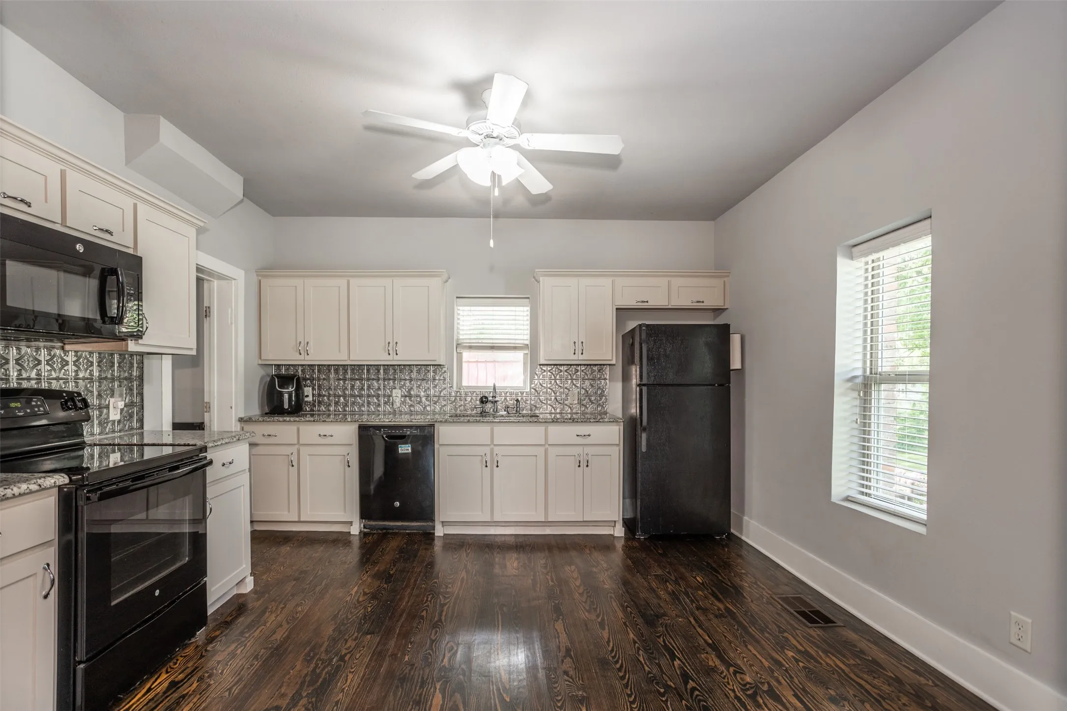 Single Family Residence For Sale in Cooke County , 230 E Main Street, Lindsay, Texas 76250, 3 Bedroom, 2 Bathroom, Garage spaces, 1,680 Sqft, built in 1922, mls#21372816, Real Estate Agent in Lindsay, Homes For Sale in Cooke county, Homes For Sale in Lindsay, Realtor in Lindsay Texas, Real Estate Brokerage Independent Realty Texas, Luminita Cordes Realtor