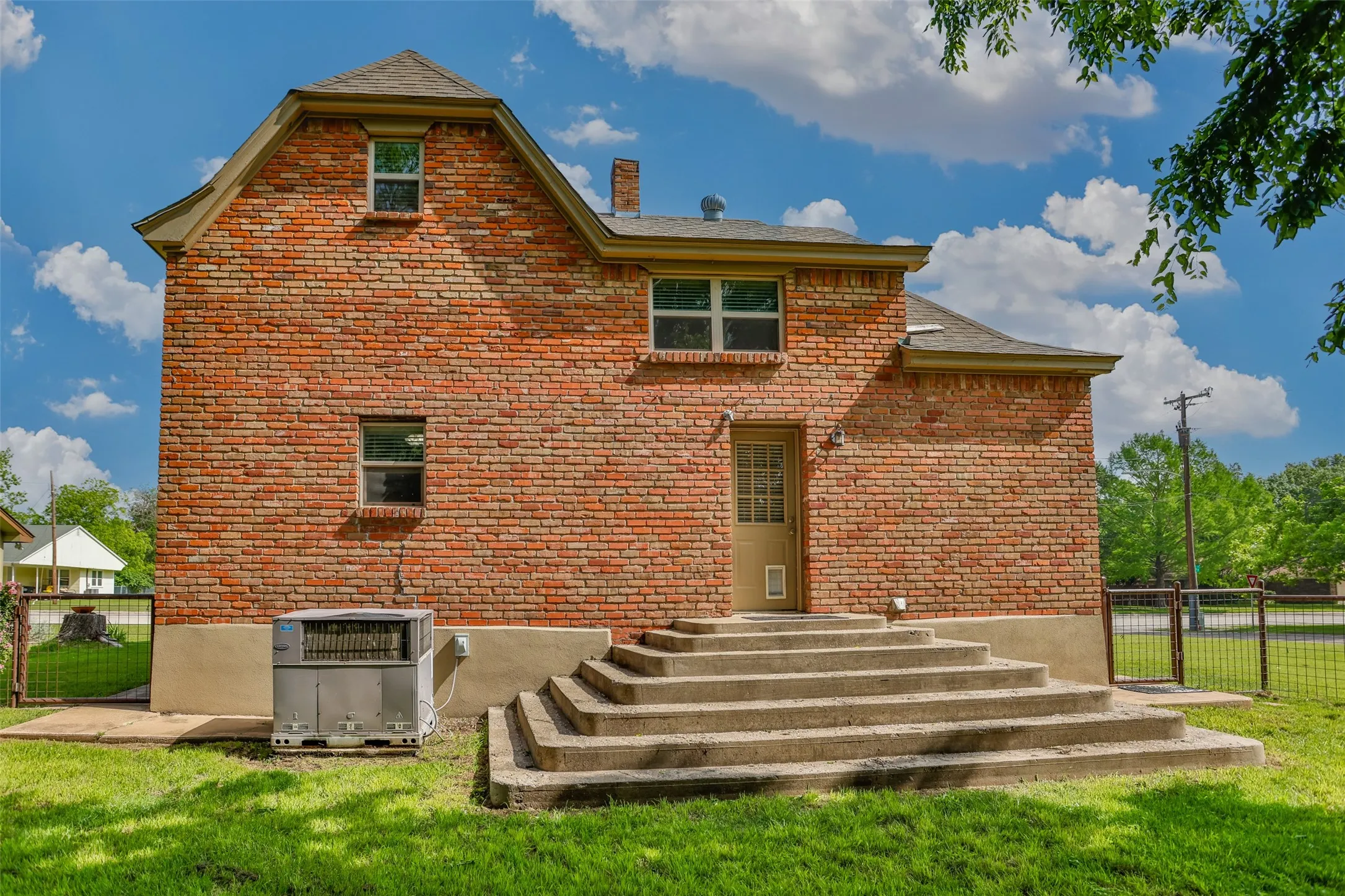 Single Family Residence For Sale in Cooke County , 230 E Main Street, Lindsay, Texas 76250, 3 Bedroom, 2 Bathroom, Garage spaces, 1,680 Sqft, built in 1922, mls#21372816, Real Estate Agent in Lindsay, Homes For Sale in Cooke county, Homes For Sale in Lindsay, Realtor in Lindsay Texas, Real Estate Brokerage Independent Realty Texas, Luminita Cordes Realtor