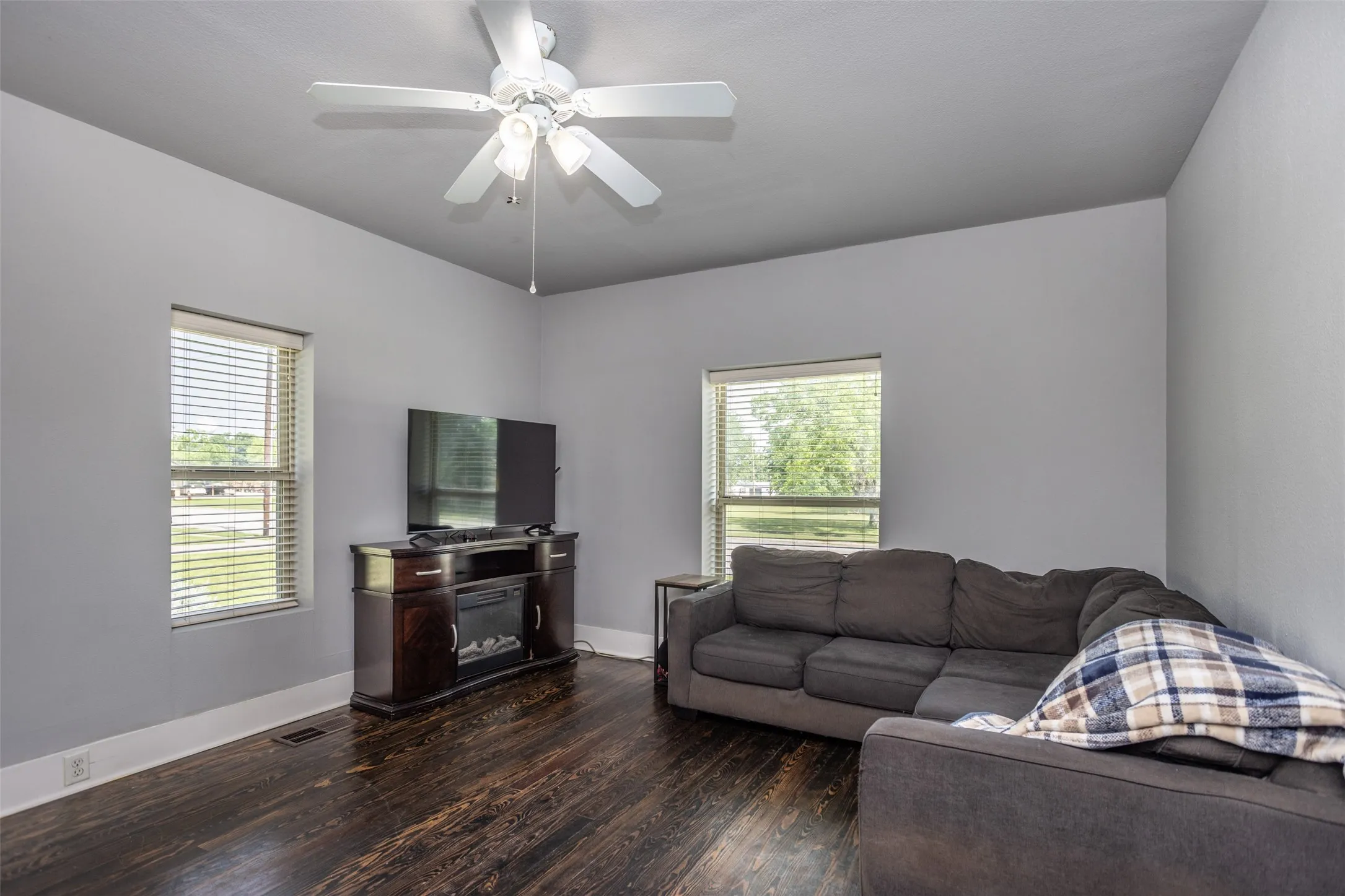 Single Family Residence For Sale in Cooke County , 230 E Main Street, Lindsay, Texas 76250, 3 Bedroom, 2 Bathroom, Garage spaces, 1,680 Sqft, built in 1922, mls#21372816, Real Estate Agent in Lindsay, Homes For Sale in Cooke county, Homes For Sale in Lindsay, Realtor in Lindsay Texas, Real Estate Brokerage Independent Realty Texas, Luminita Cordes Realtor