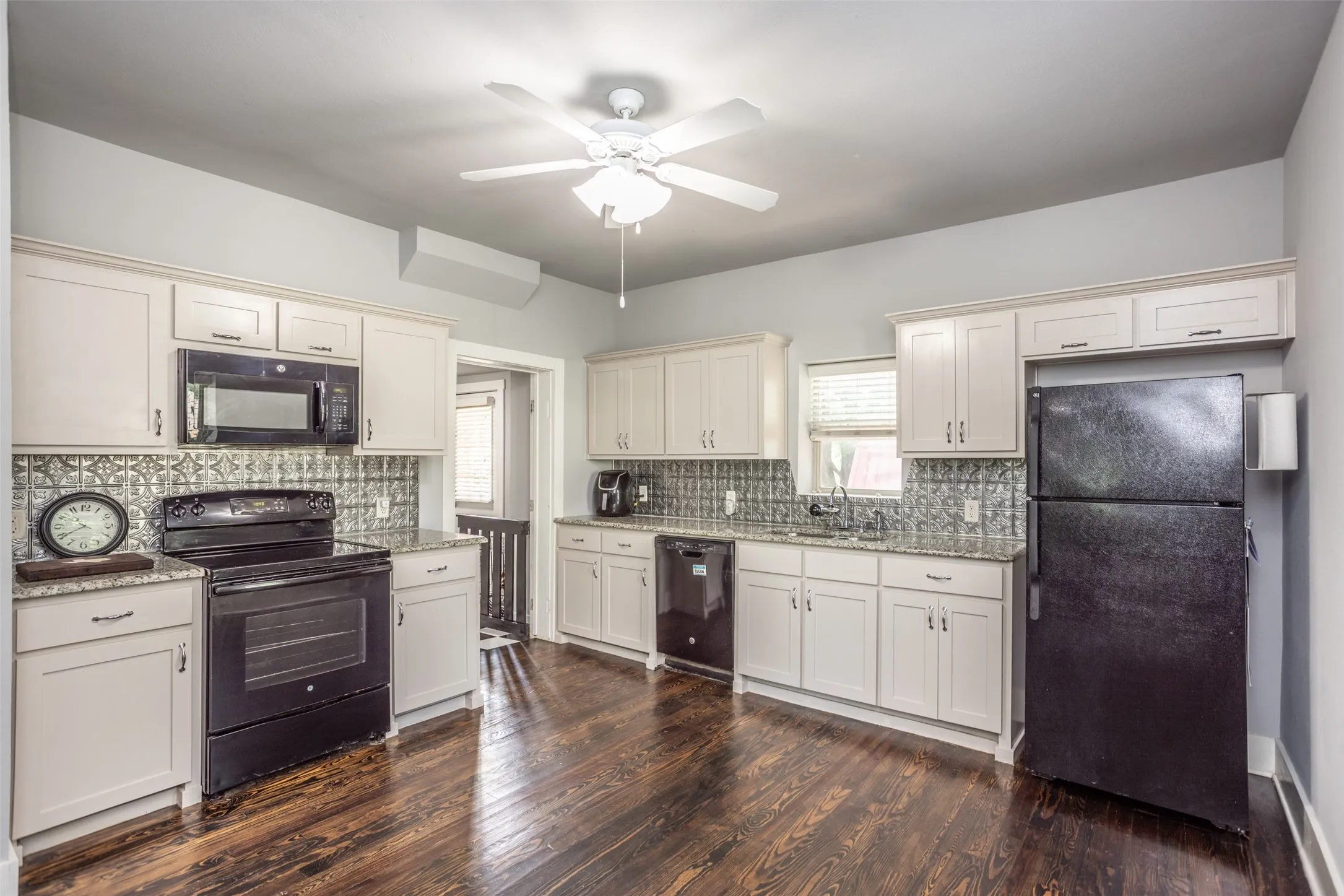 Single Family Residence For Sale in Cooke County , 230 E Main Street, Lindsay, Texas 76250, 3 Bedroom, 2 Bathroom, Garage spaces, 1,680 Sqft, built in 1922, mls#21372816, Real Estate Agent in Lindsay, Homes For Sale in Cooke county, Homes For Sale in Lindsay, Realtor in Lindsay Texas, Real Estate Brokerage Independent Realty Texas, Luminita Cordes Realtor