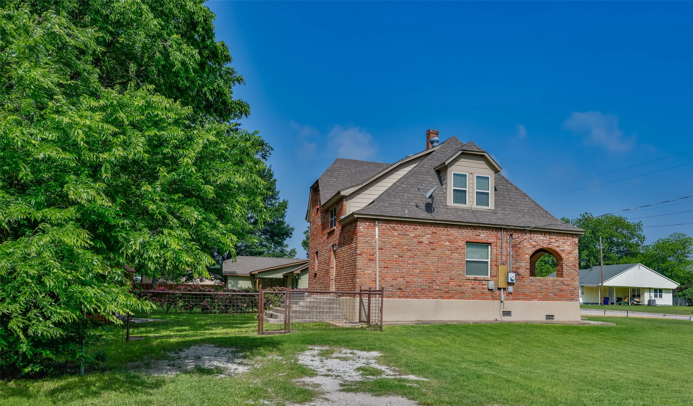 Single Family Residence For Sale in Cooke County , 230 E Main Street, Lindsay, Texas 76250, 3 Bedroom, 2 Bathroom, Garage spaces, 1,680 Sqft, built in 1922, mls#21372816, Real Estate Agent in Lindsay, Homes For Sale in Cooke county, Homes For Sale in Lindsay, Realtor in Lindsay Texas, Real Estate Brokerage Independent Realty Texas, Luminita Cordes Realtor