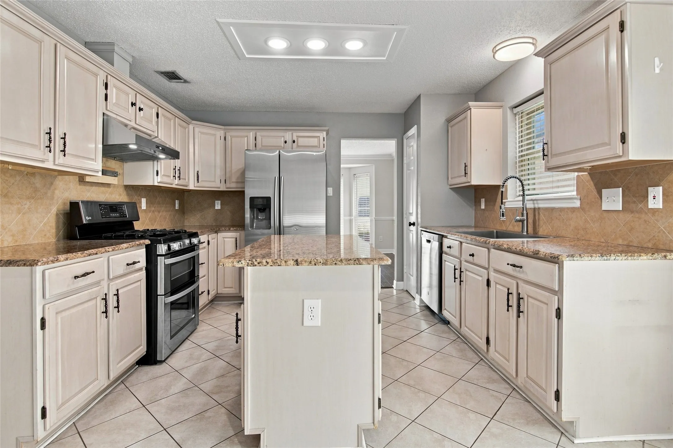 Island, Granite, Stainless Steel appliances