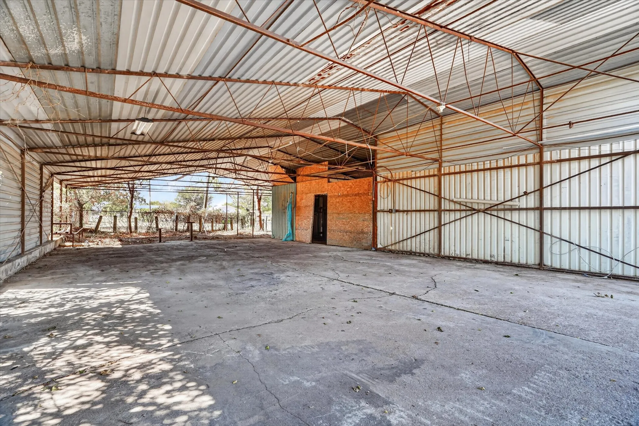 Single Family Residence For Sale in Jack County , 1225 W Belknap Street, Jacksboro, Texas 76458, 3 Bedroom, 2 Bathroom, Garage spaces, 1,849 Sqft, built in 1980, mls#21367965, Real Estate Agent in Jacksboro, Homes For Sale in Jack county, Homes For Sale in Jacksboro, Realtor in Jacksboro Texas, Real Estate Brokerage Independent Realty Texas, Luminita Cordes Realtor