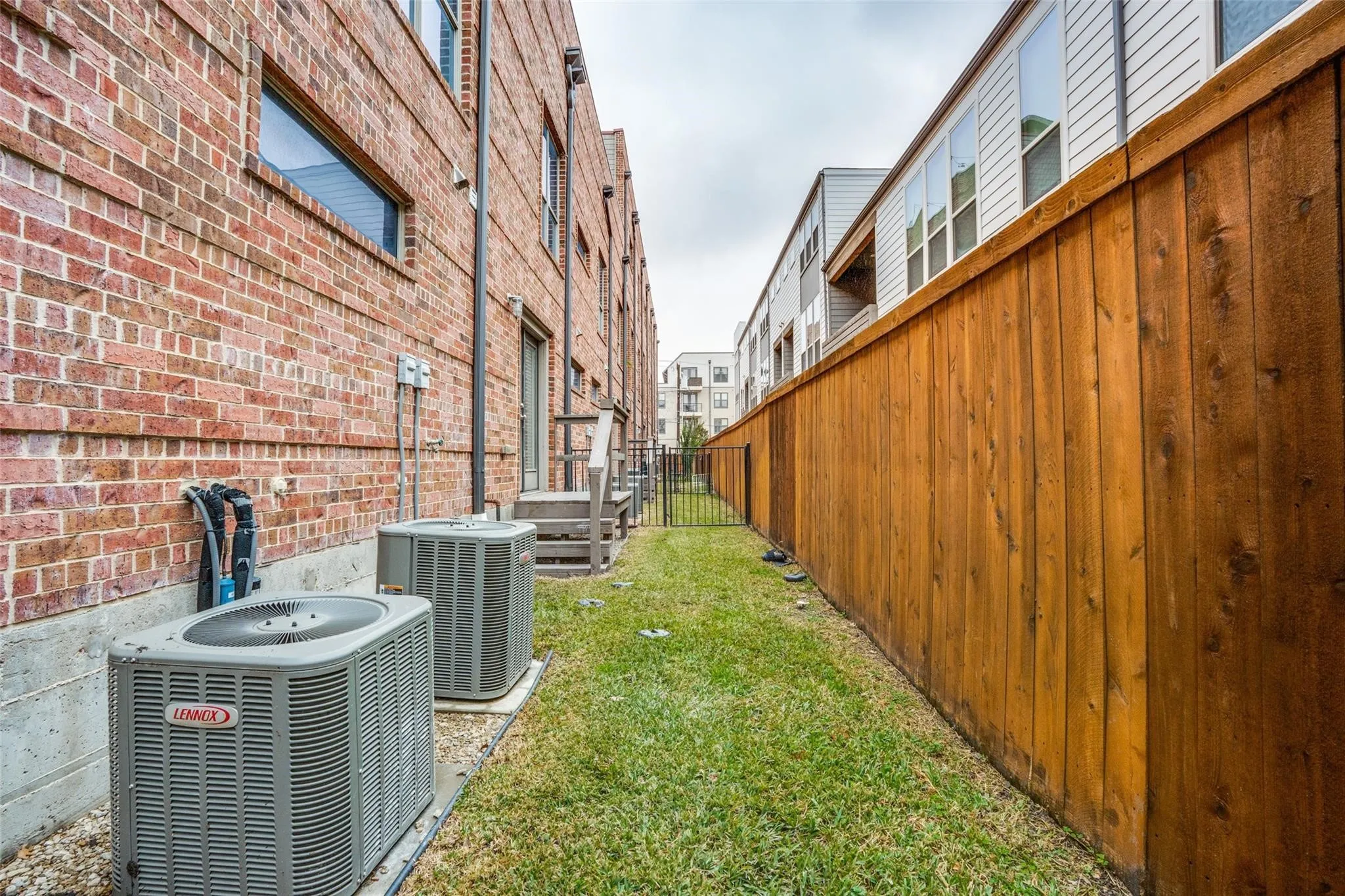 Townhouse For Rent in Dallas County , 5017 Manett Street 103, Dallas, Texas 75206, 3 Bedroom, 4 Bathroom, 2 Garage spaces, 1,950 Sqft, built in 2008, mls#21368658, Real Estate Agent in Dallas, Homes For Rent in Dallas county, Homes For Rent in Dallas, Realtor in Dallas Texas, Real Estate Brokerage Independent Realty Texas, Luminita Cordes Realtor