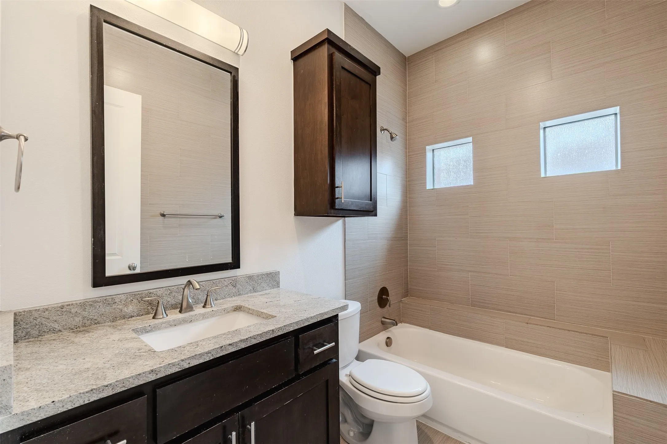 Tub and shower combination with light-toned horizontal tile surround