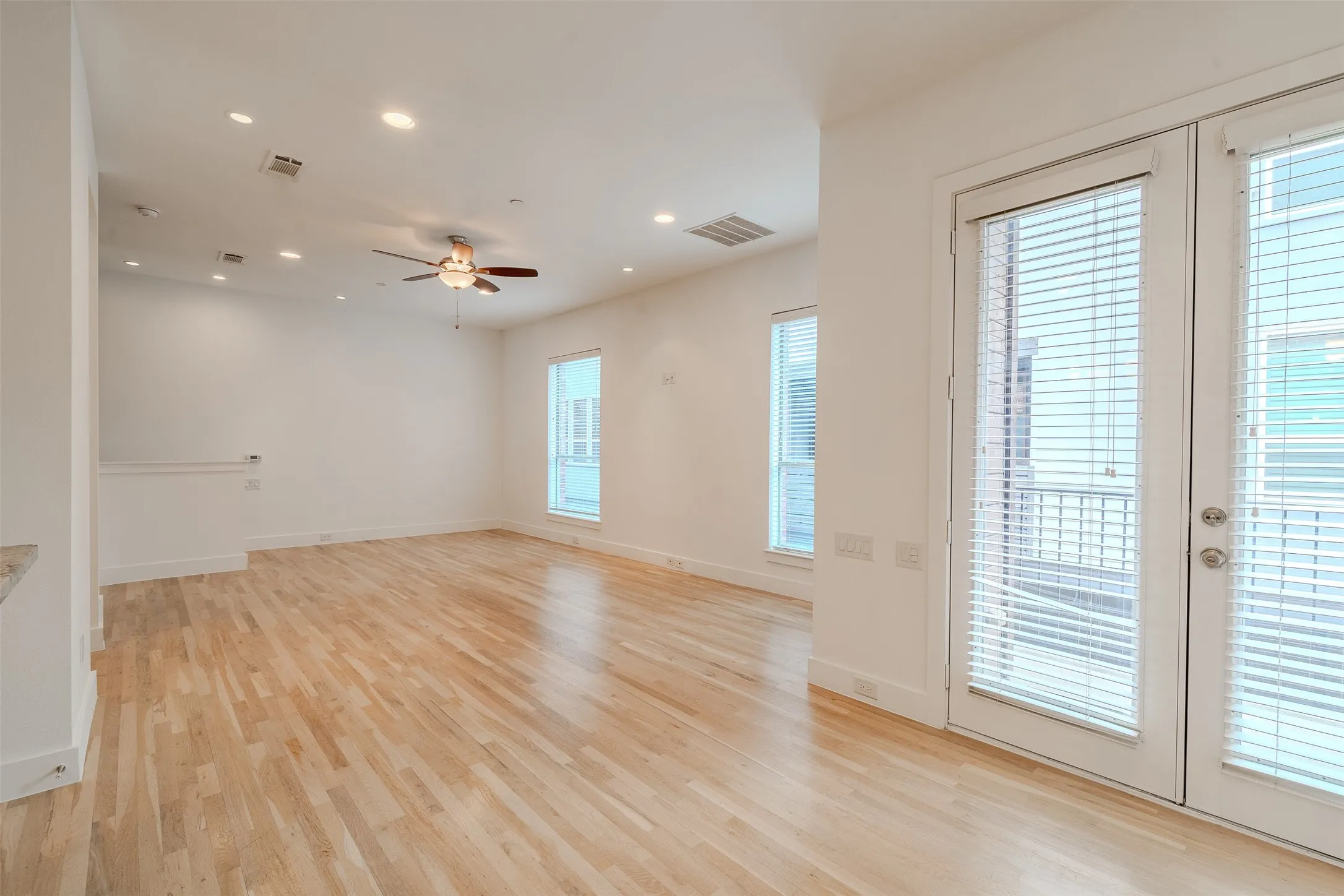 Townhouse For Rent in Dallas County , 5017 Manett Street 103, Dallas, Texas 75206, 3 Bedroom, 4 Bathroom, 2 Garage spaces, 1,950 Sqft, built in 2008, mls#21368658, Real Estate Agent in Dallas, Homes For Rent in Dallas county, Homes For Rent in Dallas, Realtor in Dallas Texas, Real Estate Brokerage Independent Realty Texas, Luminita Cordes Realtor
