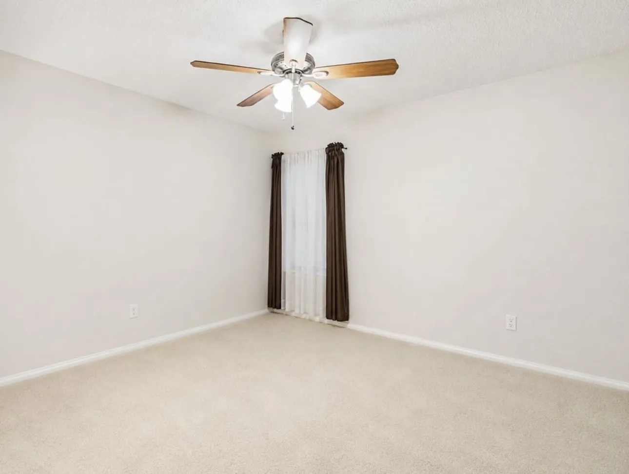Single Family Residence For Rent in Collin County , 3118 Legend Drive, Mc Kinney, Texas 75070, 3 Bedroom, 2 Bathroom, 2 Garage spaces, 1,659 Sqft, built in 1997, mls#21372836, Real Estate Agent in Mc Kinney, Homes For Rent in Collin county, Homes For Rent in Mc Kinney, Realtor in Mc Kinney Texas, Real Estate Brokerage Independent Realty Texas, Luminita Cordes Realtor
