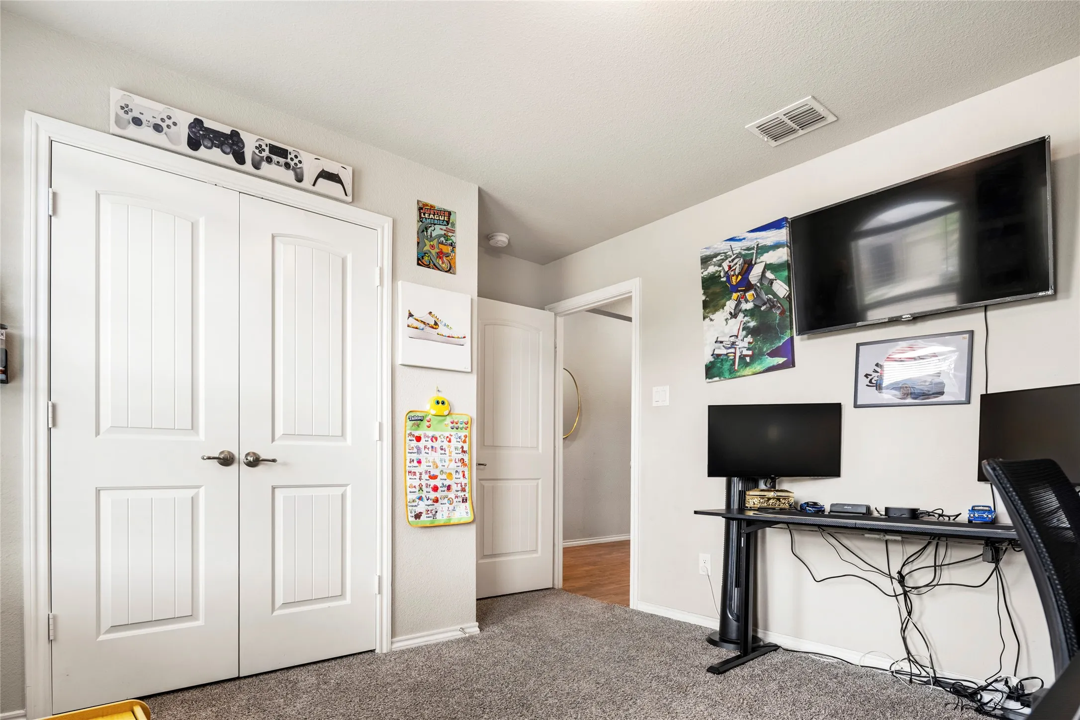 3rd bedroom with double door closet.....
